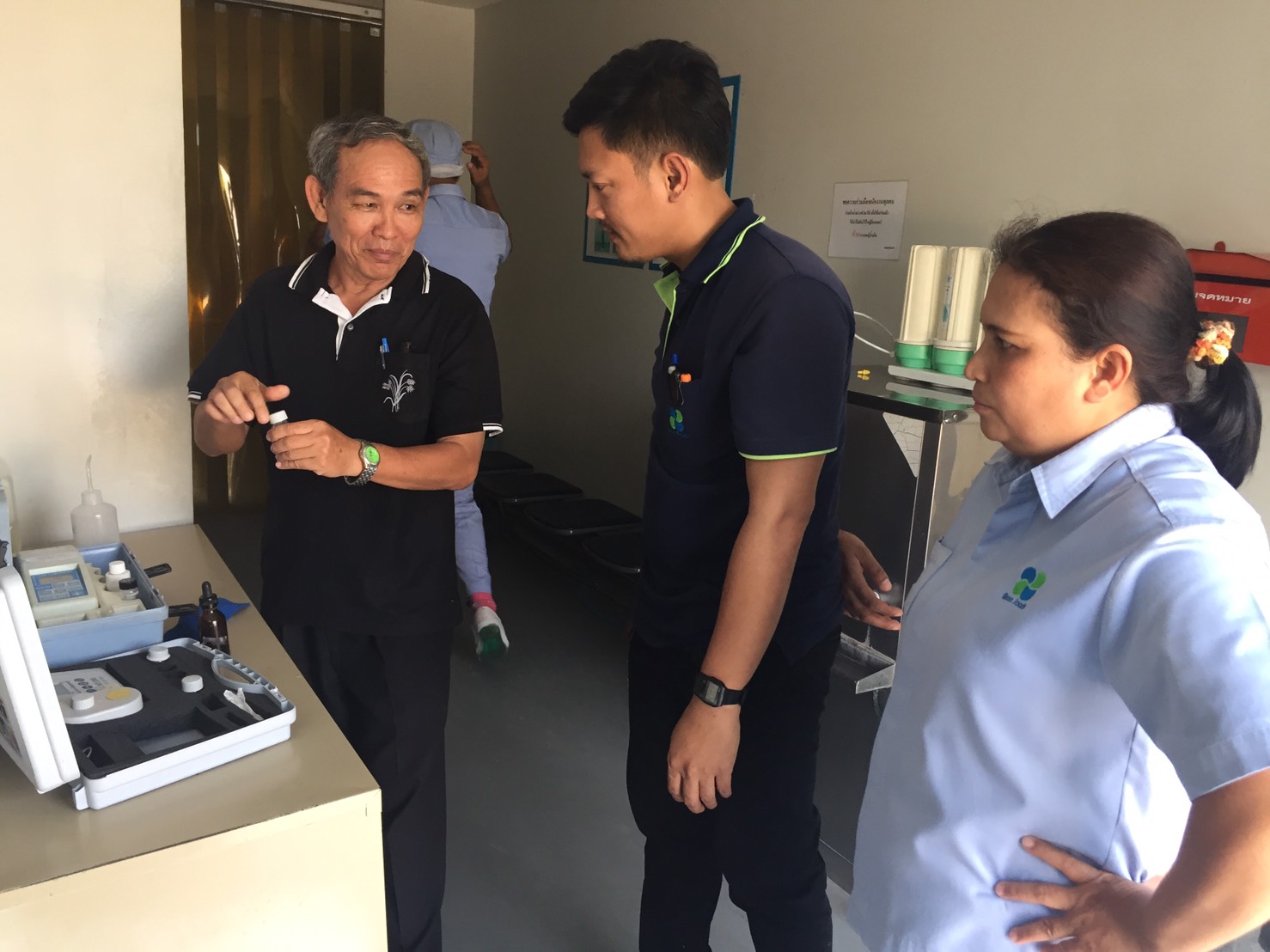 กปภ.สาขาสมุทรสงคราม ลงพื้นที่ตรวจค่าคลอรีนคงเหลือในน้ำประปา