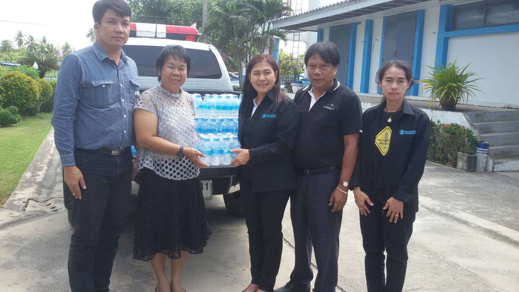การประปาส่วนภูมิภาคสาขาสามพราน  มอบน้ำดื่มตราสัญลักษณ์กปภ. ให้ที่ว่าการองค์การบริหารส่วนตำบลคลองจินดา อำเภอสามพราน  จังหวัดนครปฐม จำนวน 200 ขวด