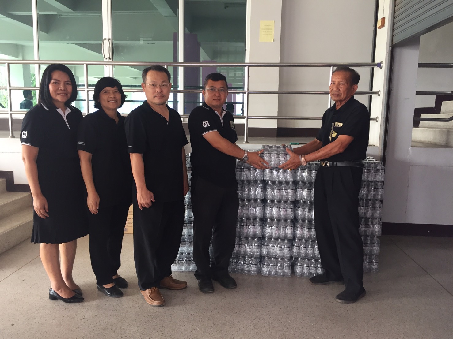 กปภ.สาขาสมุทรสงคราม มอบน้ำดื่มบรรจุขวดให้องค์การบริหารส่วนจังหวัดสมุทรสงคราม