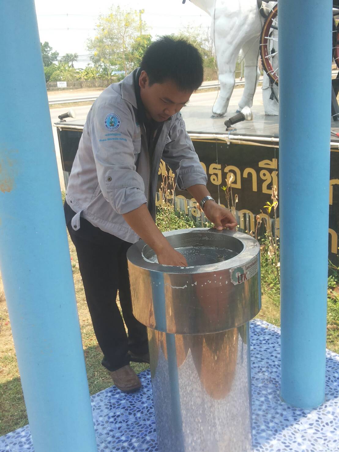 กปภ.สาขาเกาะคา ล้างแท่นน้ำดื่มประจำเดือน เมษายน 2560