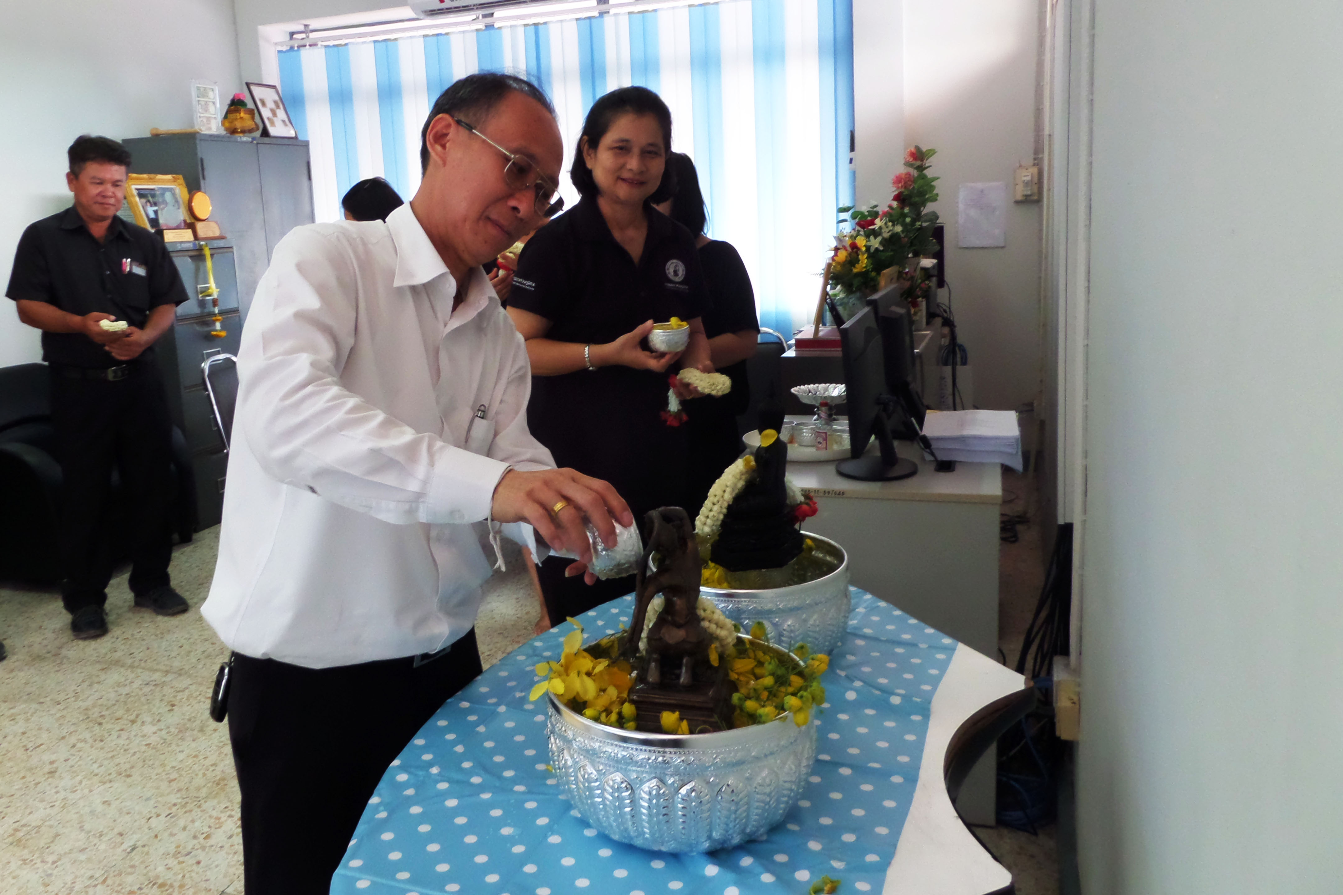 กปภ.สาขาอุบลราชธานี จัดกิจกรรมสรงน้ำพระและพิธีรดน้ำขอพร เนื่องในประเพณีวันสงกรานต์ ประจำปี 2560