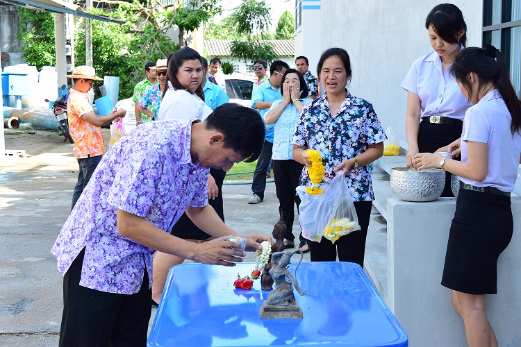 กปภ.สาขากำแพงเพชรร่วมสืบสานประเพณีไทย สรงน้ำพระแม่ธรณี และรดน้ำดำหัวกราบขอพรผู้บริหารตามวิถีอันดีงาม