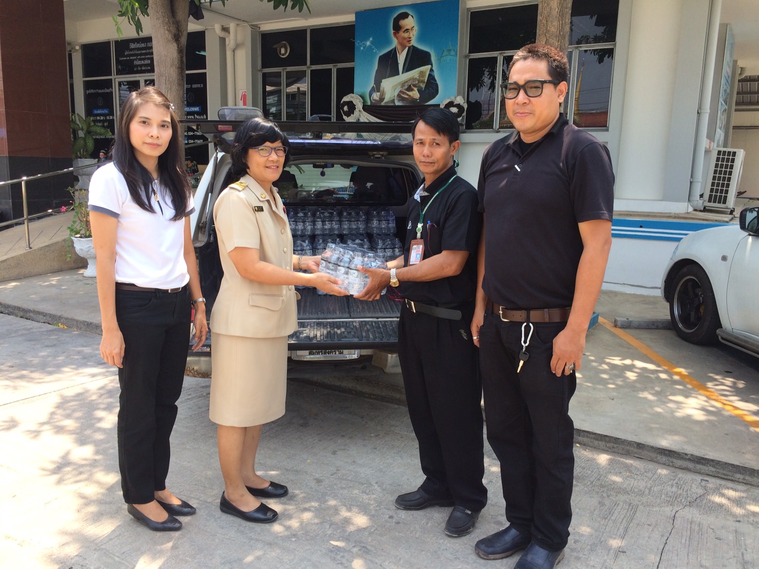 กปภ.สาขาสมุทรสงคราม มอบน้ำดื่มบรรจุขวดให้กับสำนักงานสวัสดิการและคุ้มครองแรงงาน
