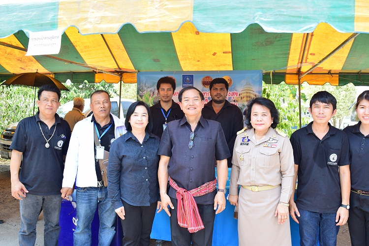 กปภ.สาขากำแพงเพชร ลงพื้นที่มอบน้ำดื่มบรรจุขวดตราสัญลักษณ์ กปภ. ในกิจกรรม หน่วยบำบัดทุกข์ บำรุงสุข สร้างรอยยิ้มให้ประชาชน ประจำเดือนเมษายน2560