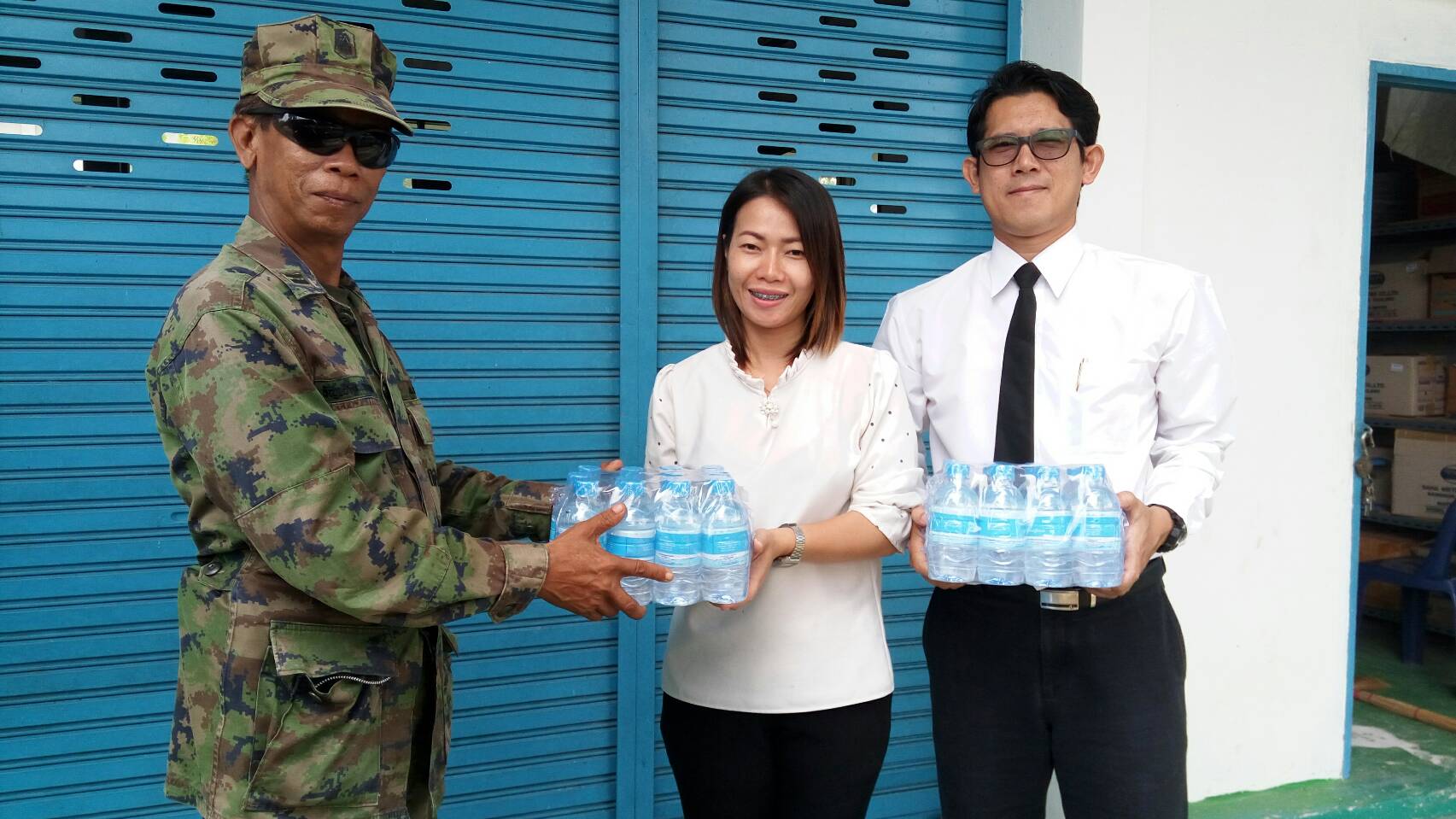 การประปาส่วนภูมิภาค สาขาธาตุพนมมอบน้ำดื่มตราสัญลักษณ์ กปภ. ให้หน่วยเรือรักษาความสงบเรียบร้อย