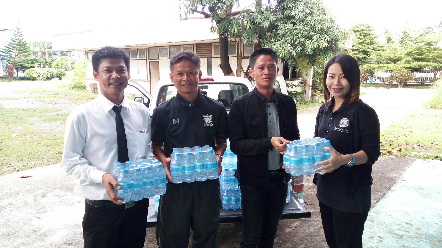 การประปาส่วนภูมิภาค สาขาธาตุพนมมอบน้ำดื่มตราสัญลักษณ์ กปภ. สนับสนุนกิจกรรมของเทศบาลตำบลธาตุพนม เพื่อใช้ในกิจกรรม วันแห่เทียนเข้าพรรษา ประจำปี ๒๕๖๐