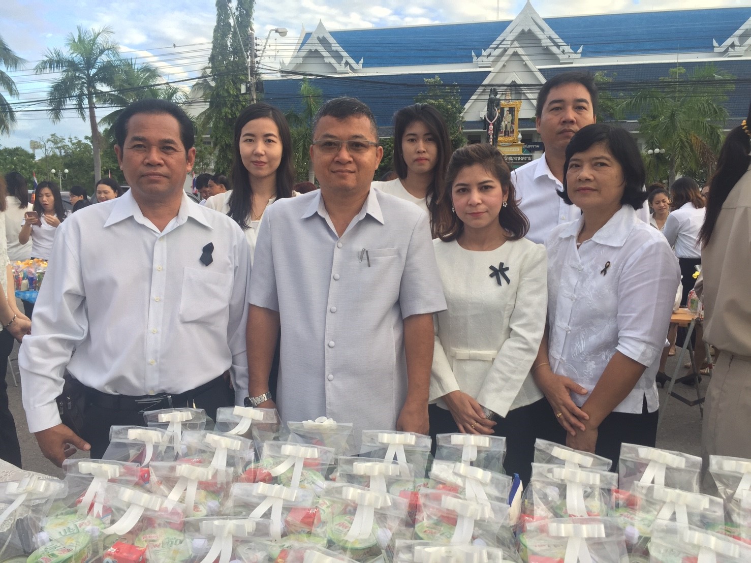 กปภ.สาขาสมุทรสงคราม ร่วมพิธีตักบาตรพระสงฆ์  เนื่องในโอกาสวันเฉลิมพระชนมพรรษา 65 พรรษา 28 กรกฎาคม 2560