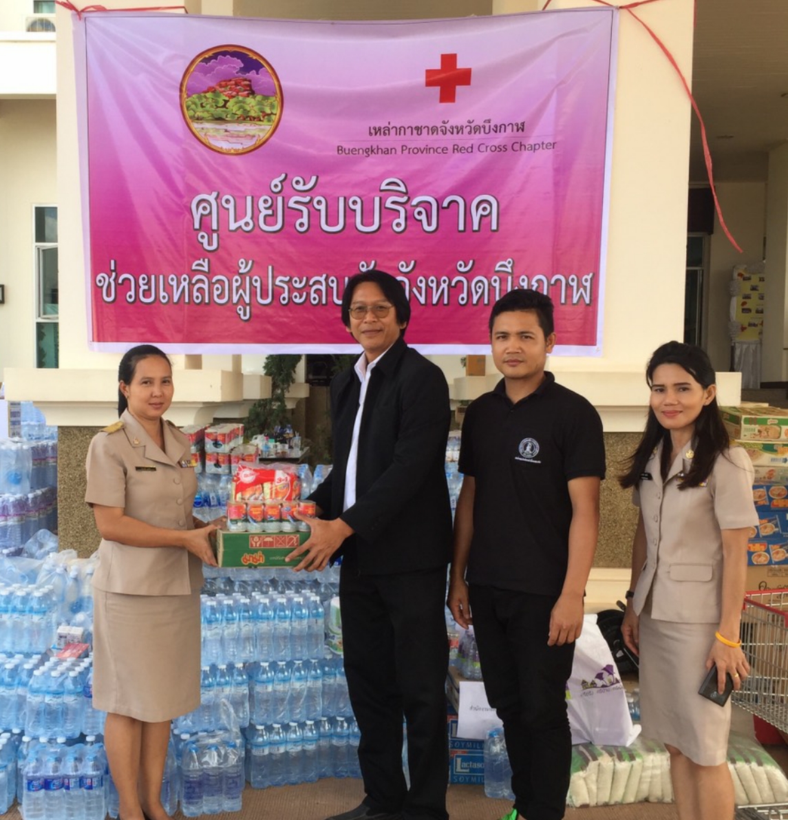 กปภ.สาขาบึงกาฬ มอบสิ่งของและอาหาร เพื่อช่วยเหลือผู้ประสบอุทกภัยในพื้นที่ จ.สกลนคร