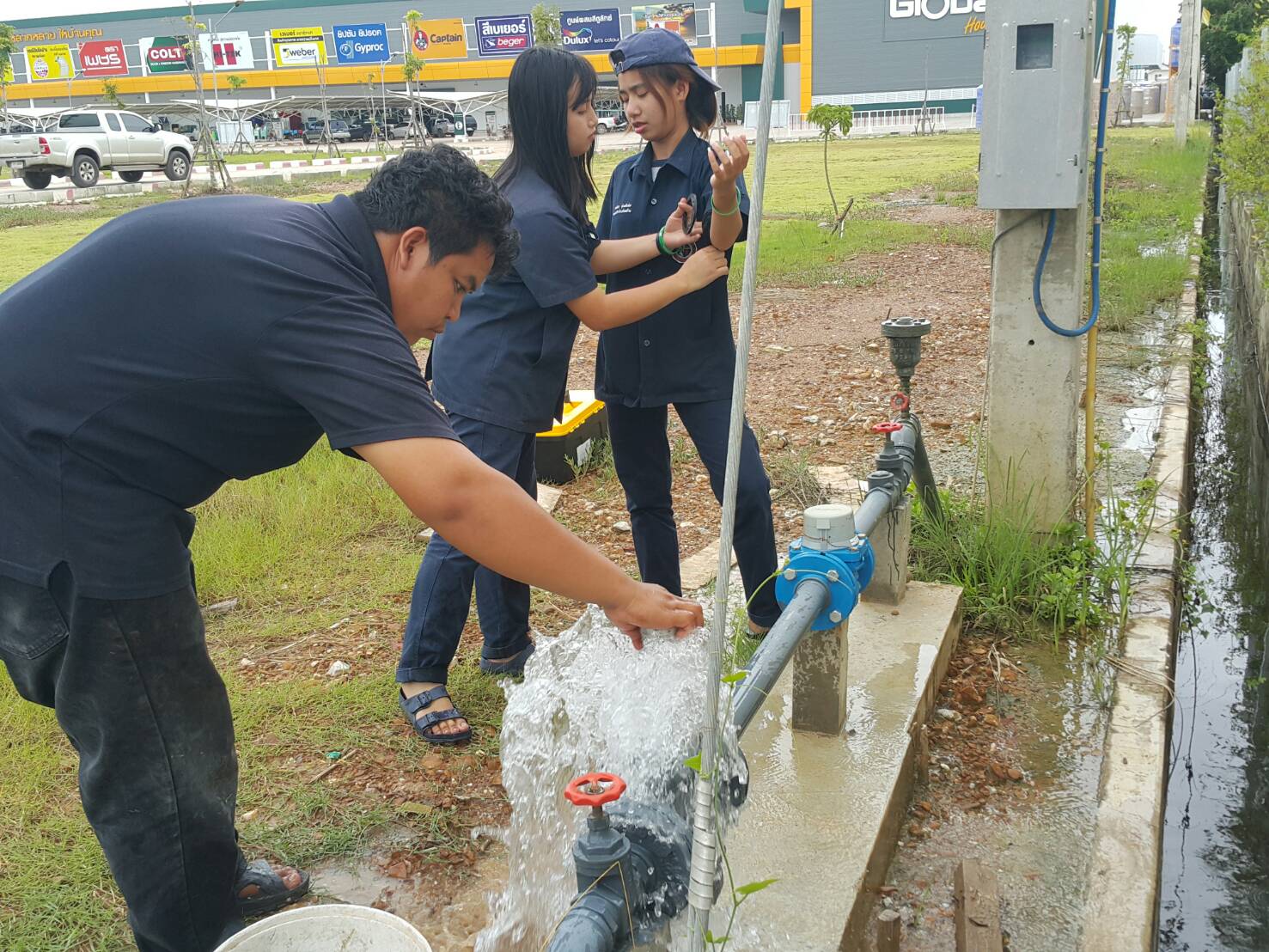 กปภ.สาขาสมุทรสงคราม ลงพื้นที่ตรวจสอบการทำงานเบื้องต้นและถอดล้างมาตรวัดน้ำขนาด 1 นิ้วขึ้นไป