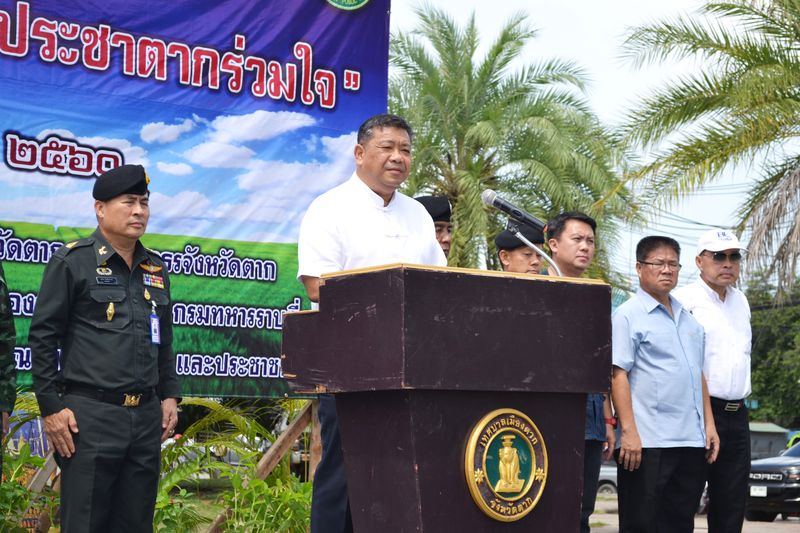 กปภ.สาขาตาก เข้าร่วมกิจกรรม จิตอาสา ชาวประชาตากร่วมใจ พร้อมสนับสนุนน้ำดื่มบรรจุขวดตราสัญลักษณ์ กปภ. จำนวน 300 ขวดให้แก่ผู้เข้าร่วมกิจกรรม