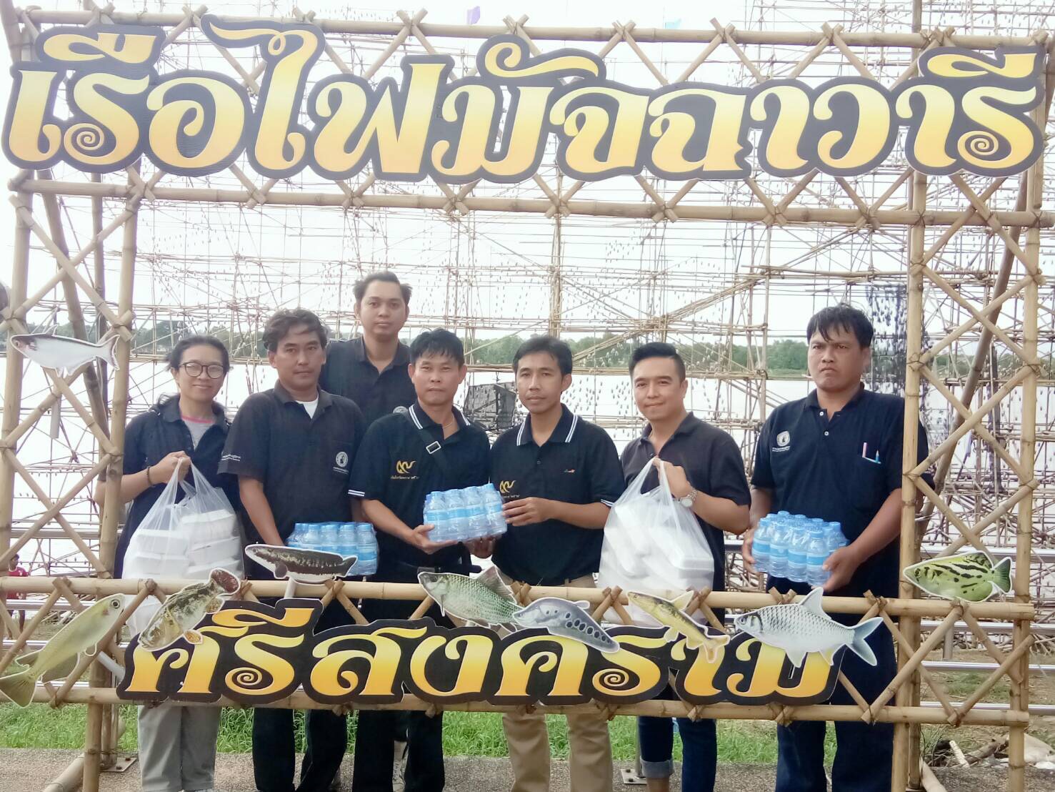 กปภ.สาขาศรีสงคราม สนับสนุนน้ำดื่มตราสัญลักษณ์ กปภ. เนื่องในงานประเพณีไหลเรือไฟจังหวัดนครพนม ประจำปี ๒๕๖๐