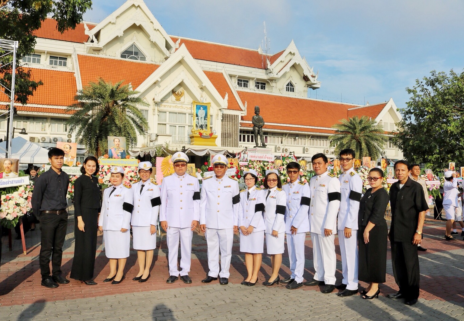 กปภ.สาขาปทุมธานี ร่วมพิธีวางพวงมาลาถวายราชสักการะพระบรมราชานุสาวรีย์ พระบาทสมเด็จพระจุลจอมเกล้าเจ้าอยู่หัว เนื่องในวันปิยมหาราช ประจำปี 2560