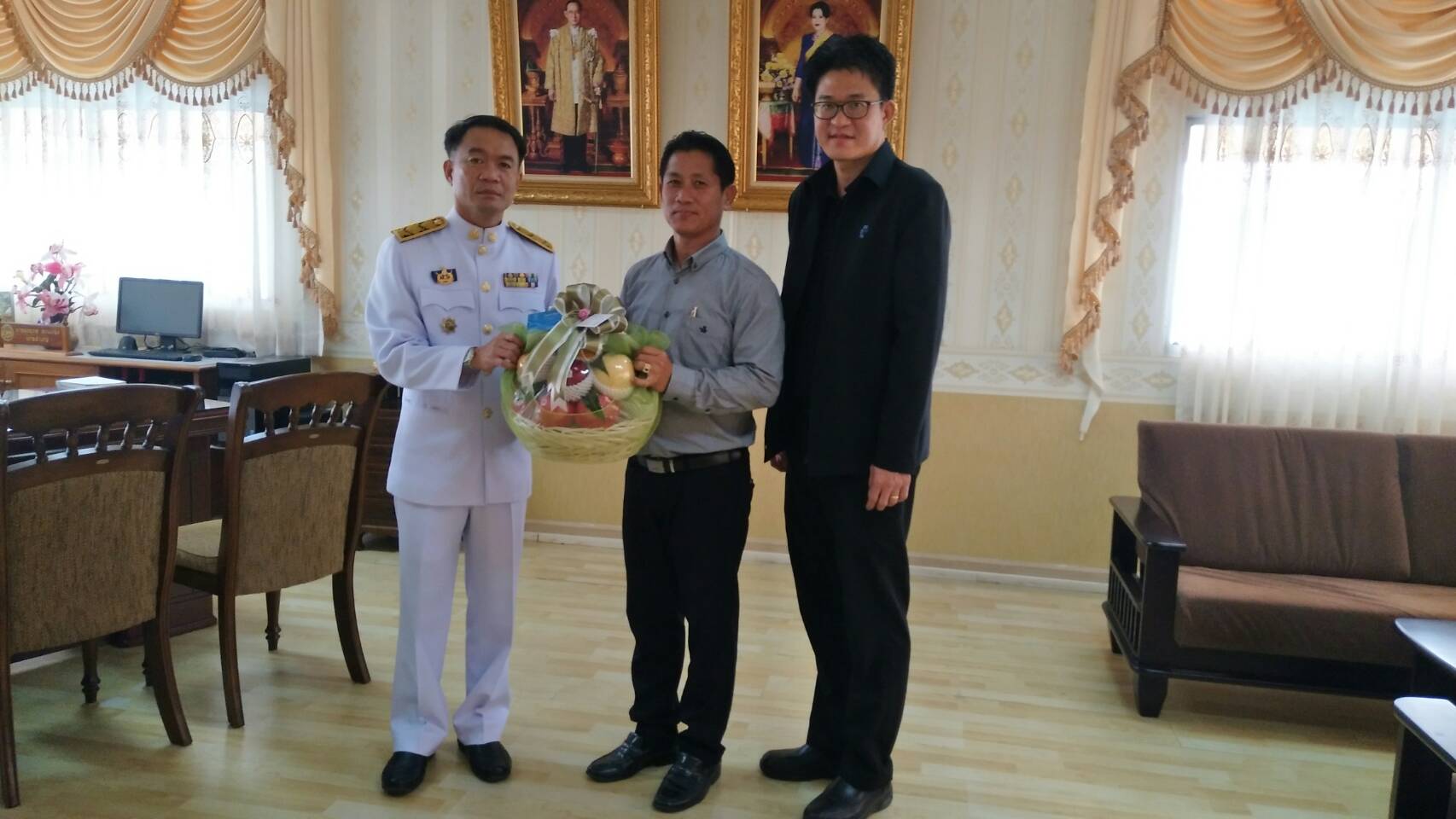 ผจก.ไอยเรศ ชัยกุล เข้าพบและมอบของที่ระลึกให้กับนายอำเภอสามพราน หน่วยงานในท้องถิ่นและบริษัทเอกชน