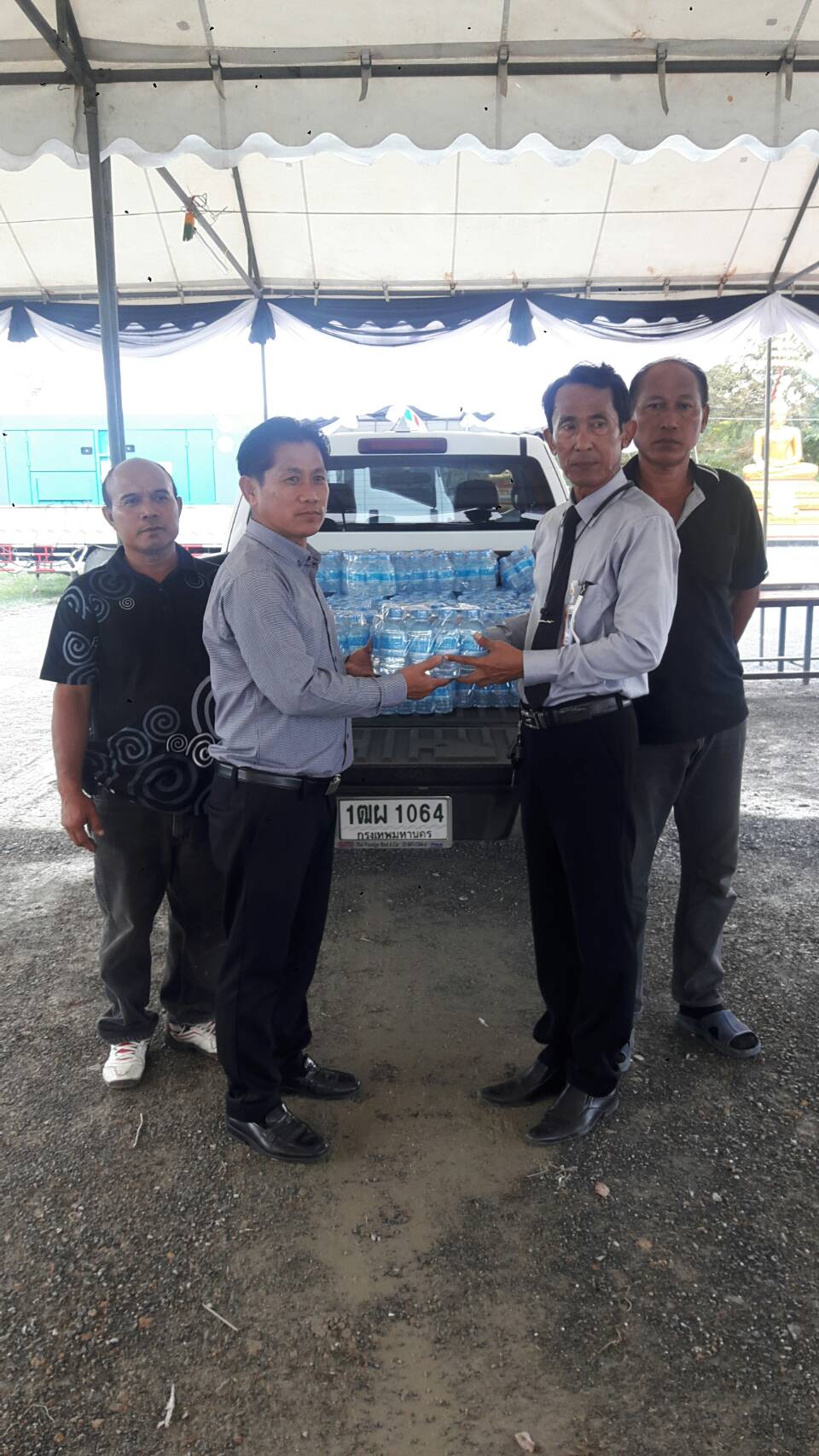 กปภ.สาขาสามพราน มอบน้ำดื่มตราสัญลักษณ์กปภ. ให้กับวัดไร่ขิงพระอารามหลวง เพื่อใช้ในงานพระราชพิธีถวายพระเพลิงพระบรมศพในหลวง รัชกาลที่ 9