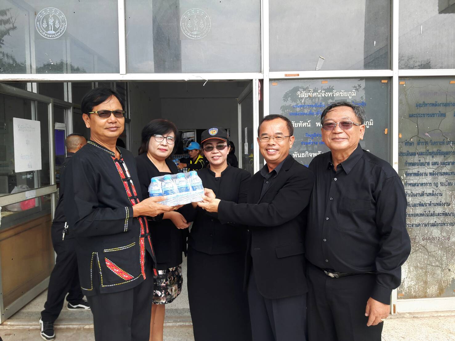 การประปาส่วนภูมิภาคสาขาชัยภูมิ ได้มอบน้ำดื่มตราสัญลักษณ์ กปภ.  สำหรับบริการประชาชนที่มาร่วมในงานพระราชพิธีถวายพระเพลิงพระบรมศพฯ