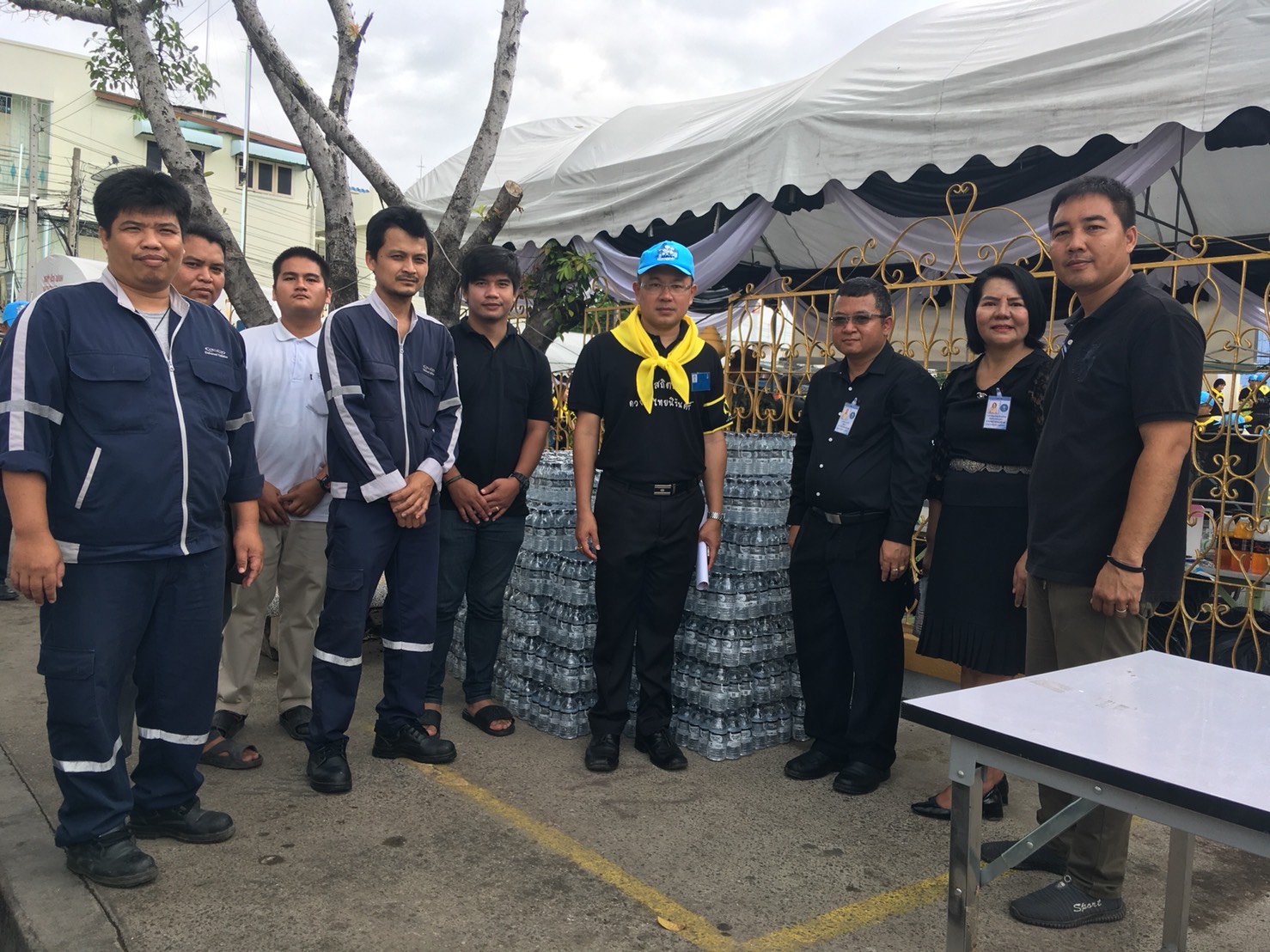 กปภ.สาขาสมุทรสงคราม ร่วมกับ บริษัท เอ็กคอมธารา จำกัด ส่งมอบน้ำดื่มบรรจุขวด เพื่อใช้ในงานพระราชพิธีถวายพระเพลิงพระบรมศพพระบาทสมเด็จพระปรมินทรมหาภูมิพลอดุลยเดช บรมนาถบพิตร