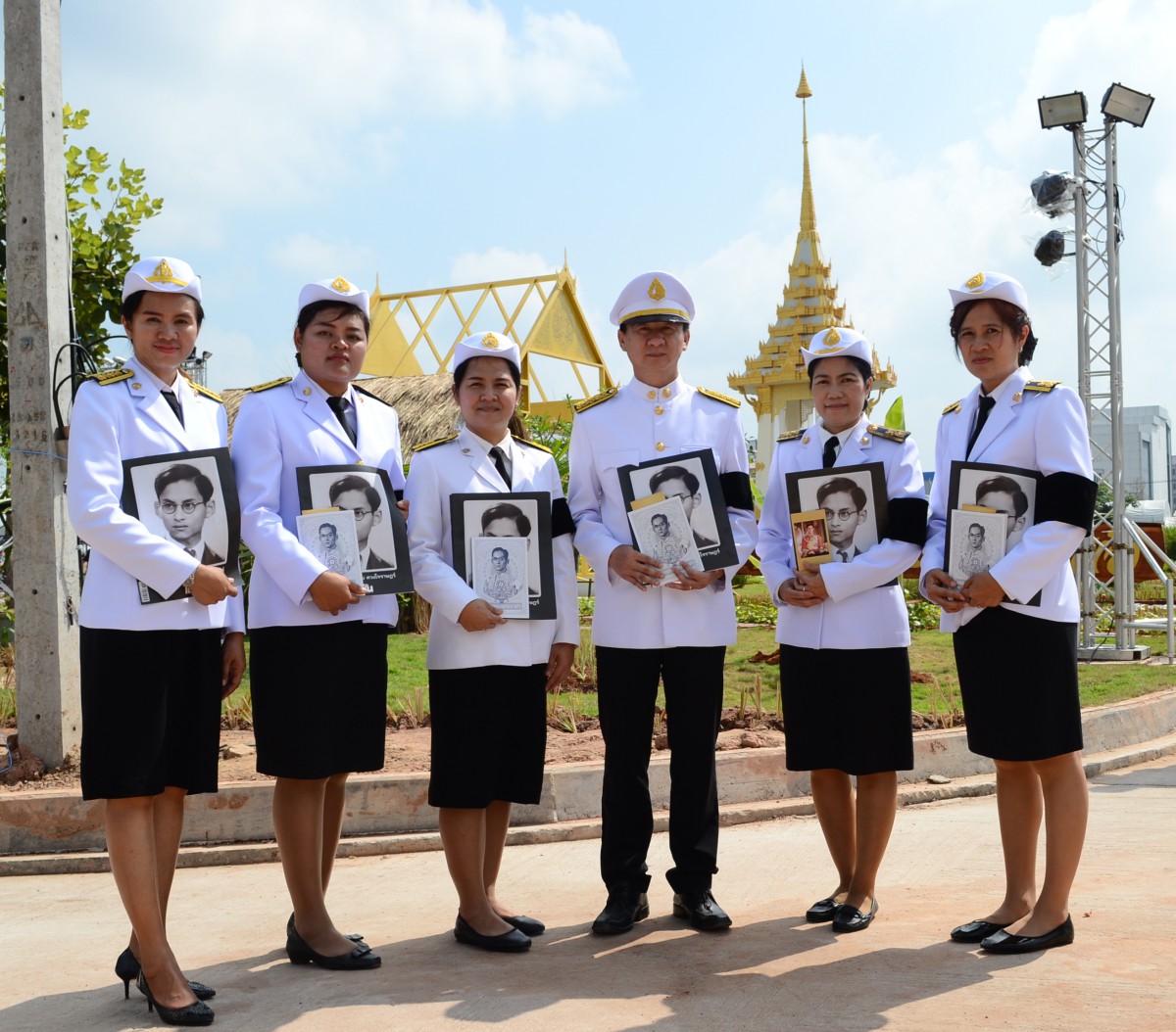 กปภ.ข.๗ ร่วมพิธีถวายดอกไม้จันทน์ และสนับสนุนน้ำดื่มตราสัญลักษณ์ กปภ. เนื่องในพระราชพิธีถวายพระเพลิงพระบรมศพพระบาทสมเด็จพระปรมินทรมหาภูมิพลอดุลยเดช บรมนาถบพิตร