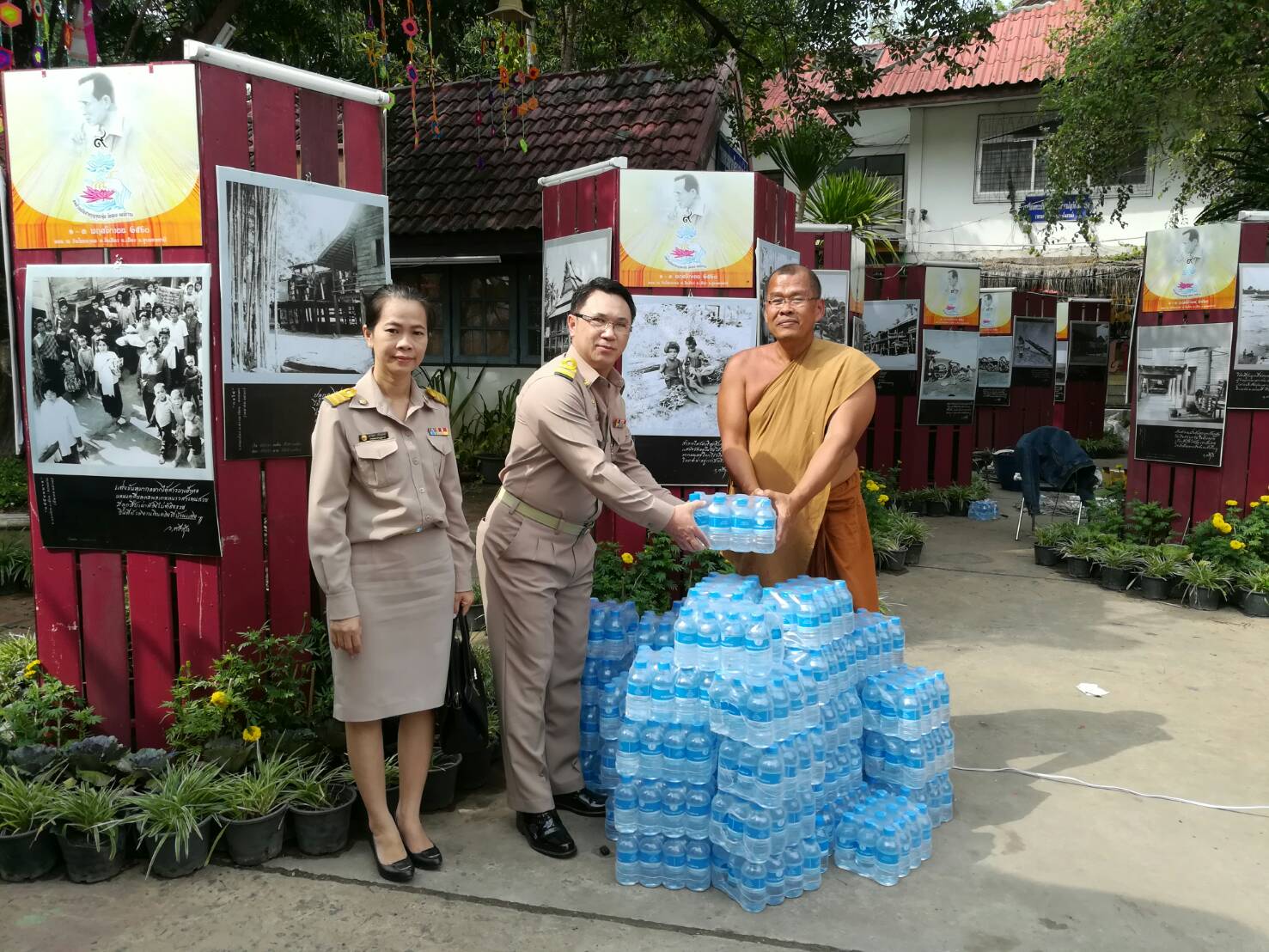 กปภ.สาขาอุบลราชธานี สนับสนุนน้ำดื่ม งานประเพณี ทอฝ้ายเป็นสายบุญจุลกฐิน ถิ่นอุบล คนมีธรรม ปีที่ 9 ประจำปี 2560