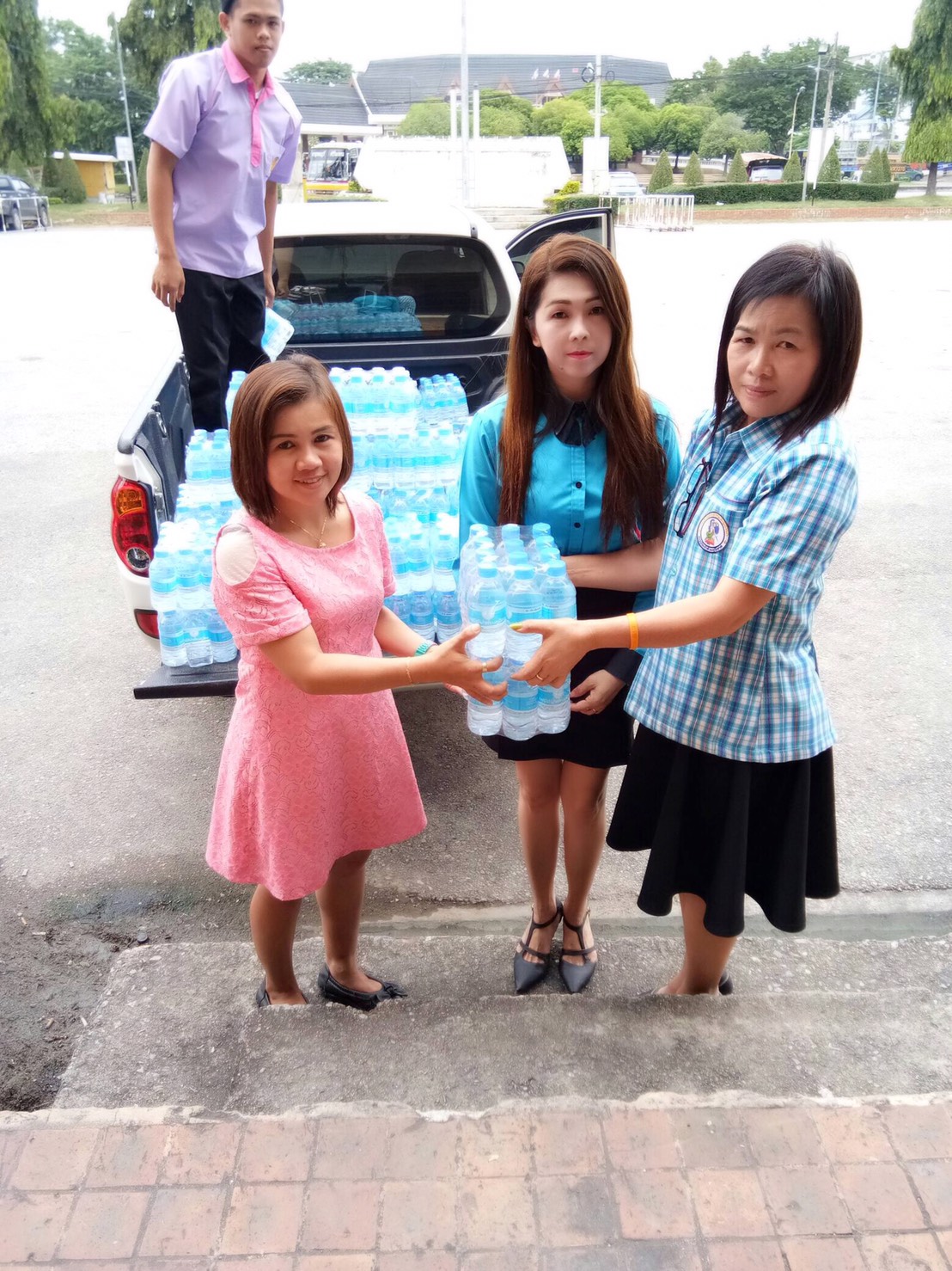 กปภ.สาขากาญจนบุรี มอบน้ำดื่มตราสัญลักษณ์ กปภ