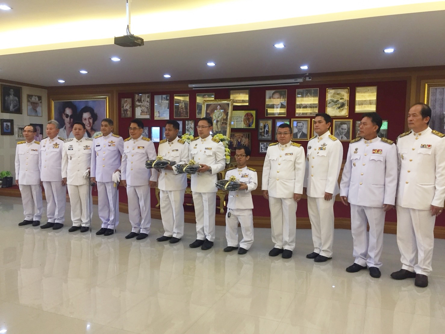 ร่วมพิธีมอบสิ่งของพระราชทานตามโครงการจิตอาสาเฉพาะกิจงานพระราชพิธีถวายพระเพลิงพระบรมศพฯ