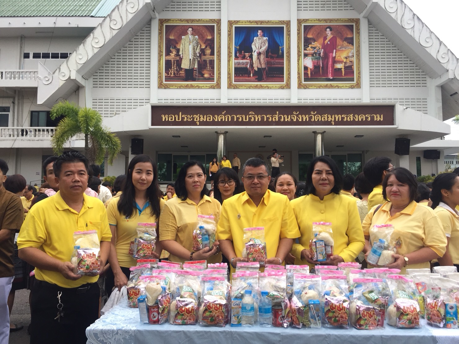 กปภ.สาขาสมุทรสงคราม ร่วมพิธีทำบุญตักบาตรเนื่องในวันคล้ายวันเฉลิมพระชนมพรรษา วันชาติ และวันพ่อแห่งชาติ
