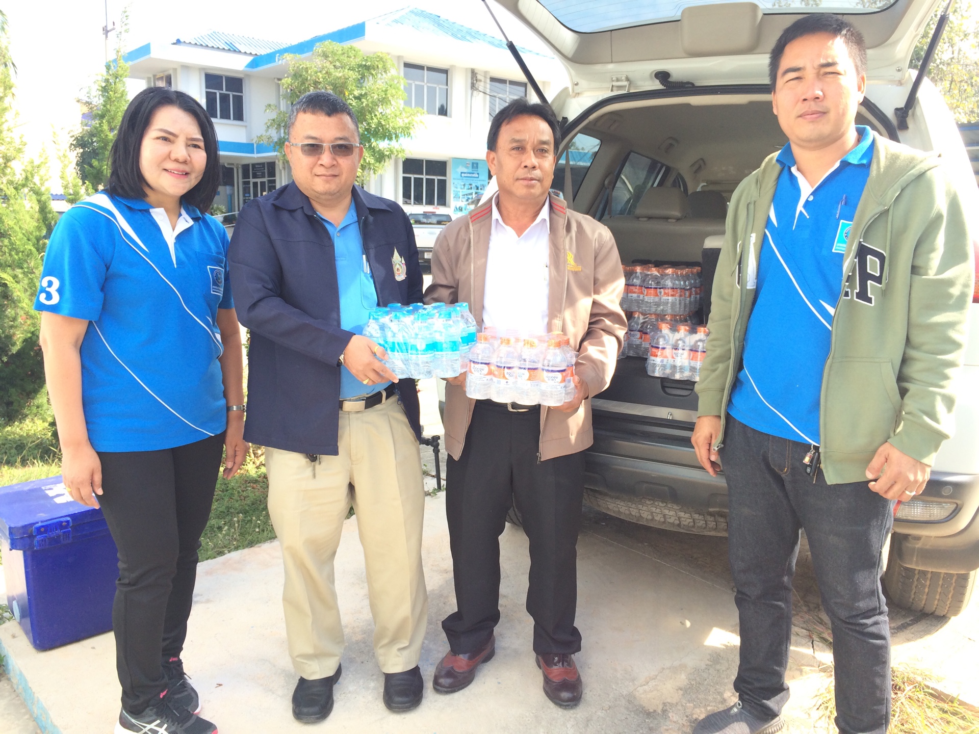 กปภ.สาขาสมุทรสงคราม มอบน้ำดิ่มบรรจุขวด ให้กับแขวงทางหลวงชนบทสมุทรสงคราม