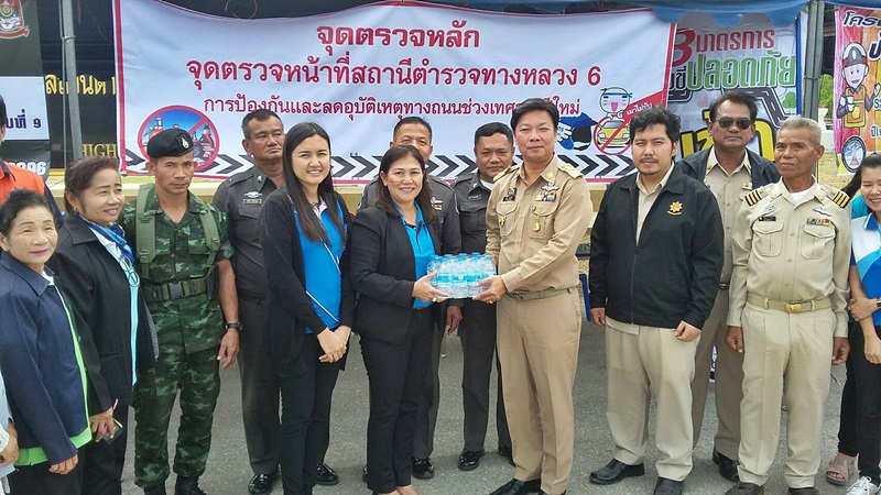 กปภ.สาขาพนมทวน มอบน้ำดื่มบรรจุขวดตรา กปภ.เพื่อให้บริการประชาชนที่เดินทางในช่วงเทศกาลปีใหม่