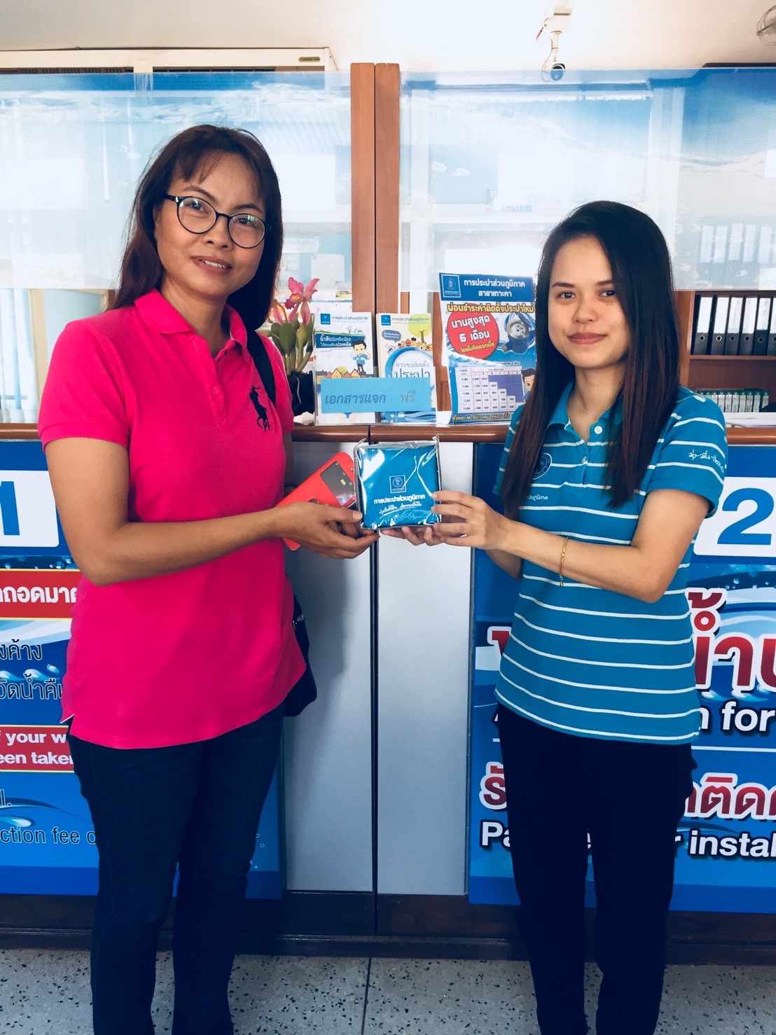 กปภ.สาขาเกาะคามอบของที่ระลึกให้กับลูกค้าที่มาขอติดตั้งประปาใหม่