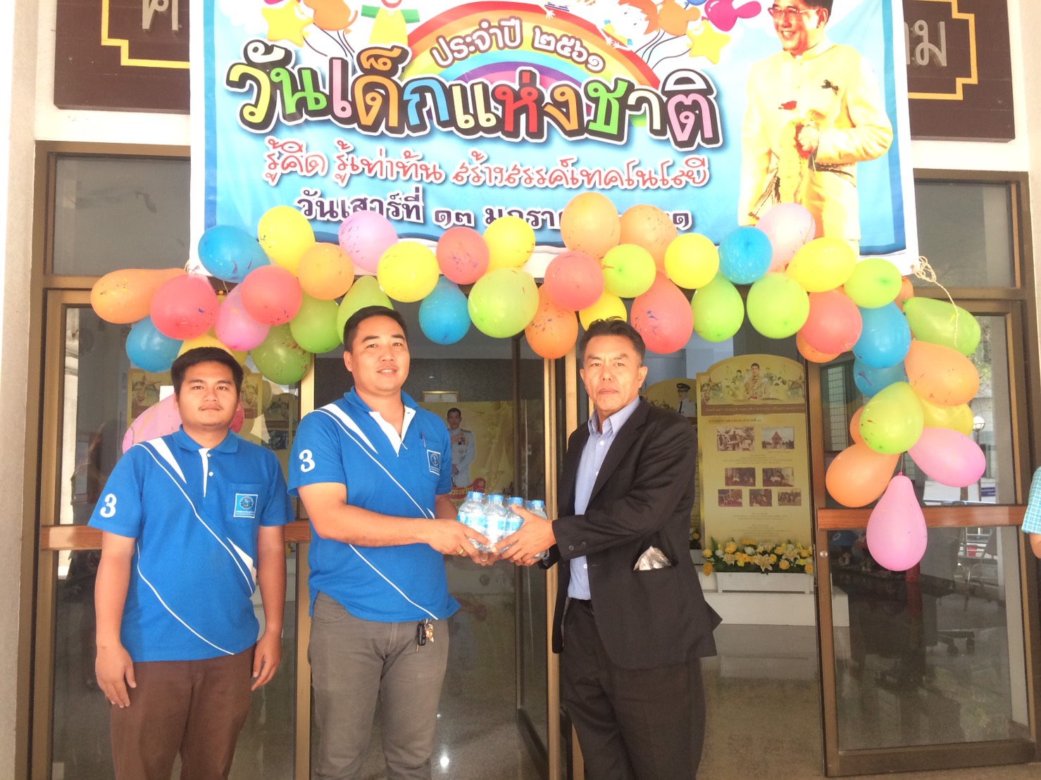กปภ.สาขาสมุทรสงคราม มอบน้ำดื่มตราสัญลักษณ์ กปภ. ให้กับสำนักงานจังหวัดสมุทรสงคราม