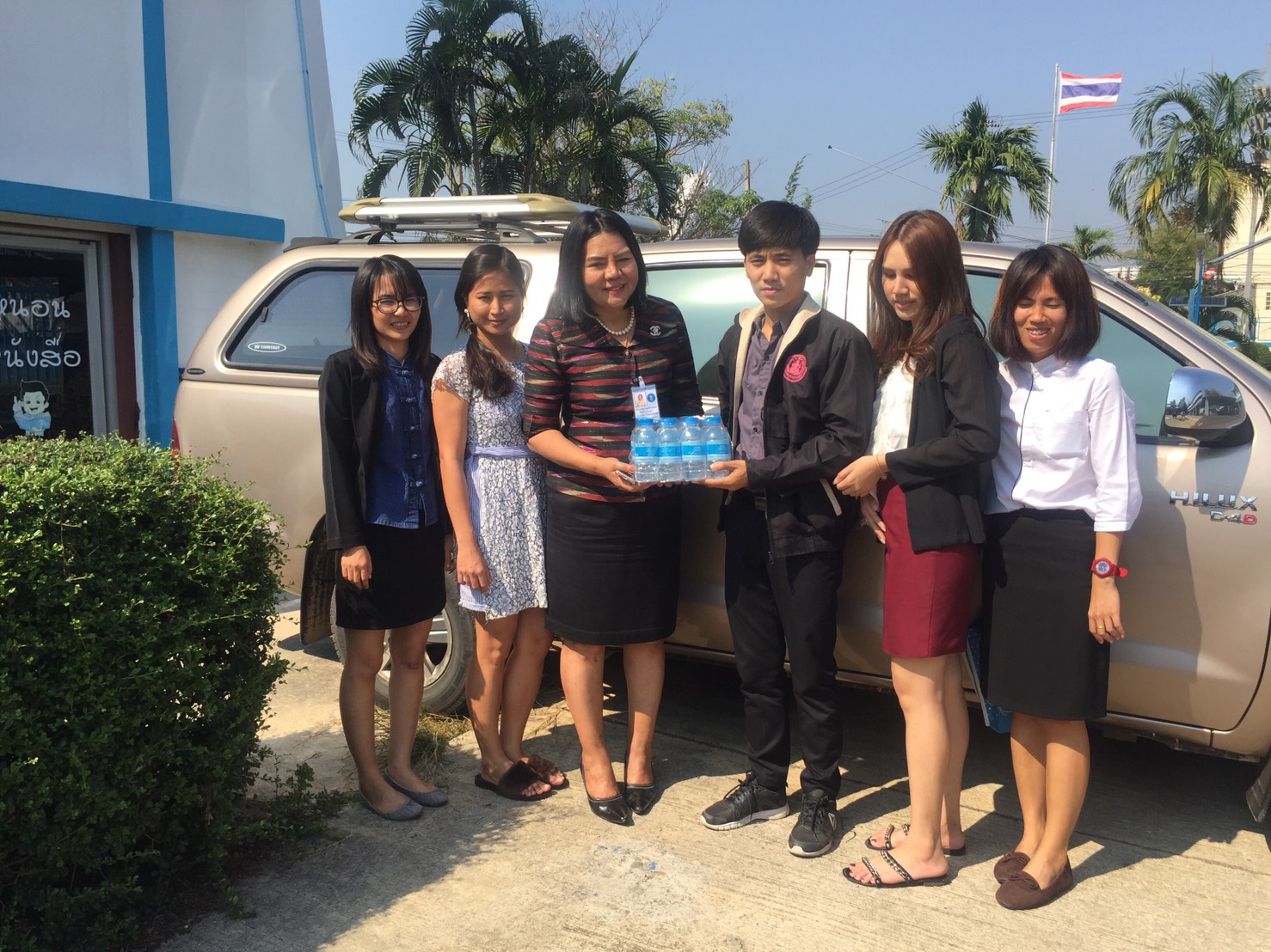 กปภ.สาขาสมุทรสงคราม ส่งมอบน้ำดื่มบรรจุขวดตราสัญลักษณ์ กปภ. ให้กับสำนักงานพัฒนาสังคมและความมั่นคงของมนุษย์จังหวัดสมุทรสงคราม