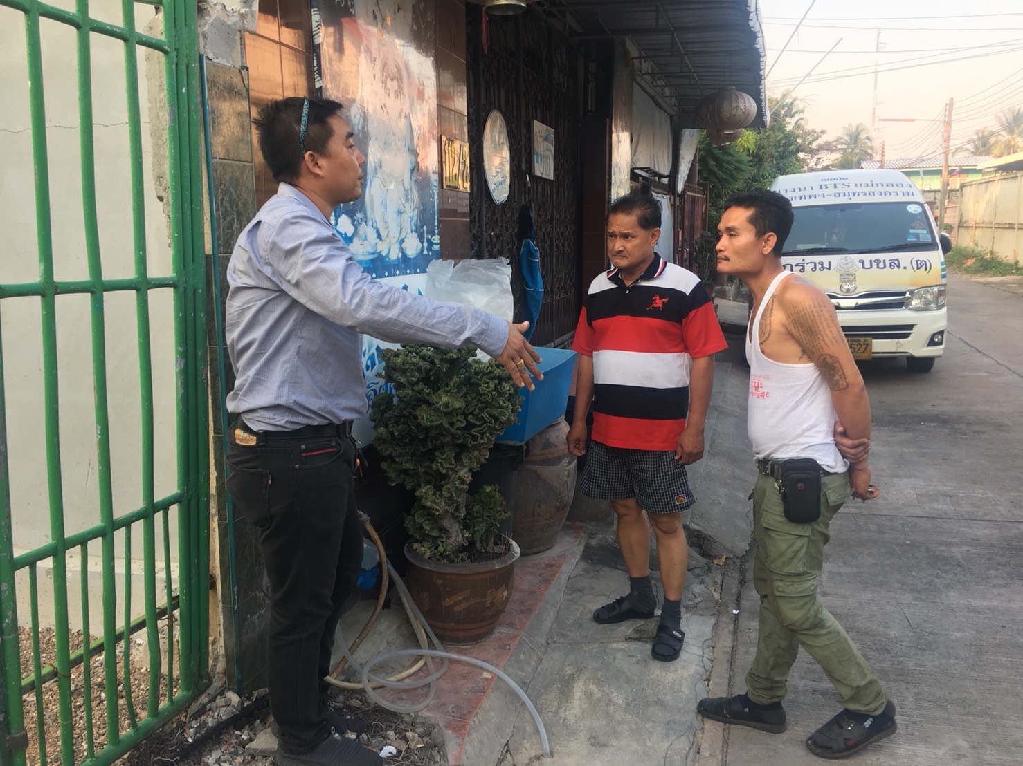 กปภ.สาขาสมุทรสงคราม ลงพื้นที่เข้าตรวจสอบและแก้ไขระบบประปาภายในอาคารบ้านเรือนโดยไม่คิดค่าแรง ตามโครงการประปาเพื่อประชารัฐของขวัญปีใหม่ พ.ศ. 2561