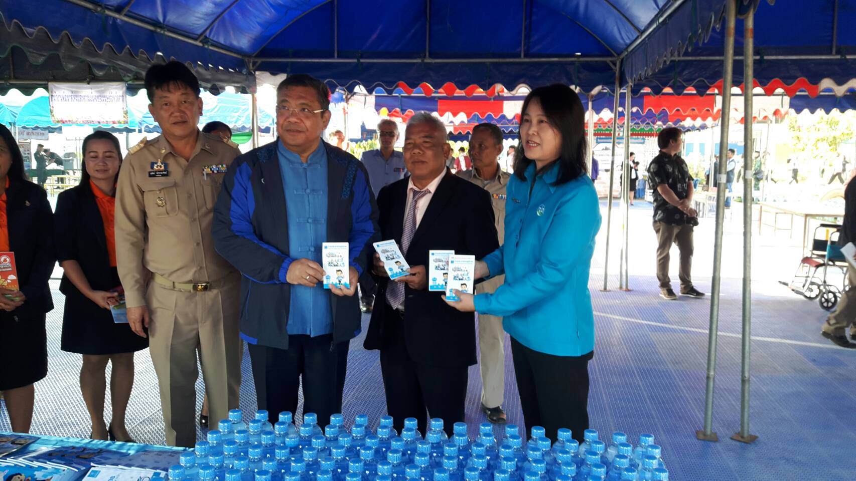 เมื่อวันที่ 26 มกราคม 2561 นายกมล ประดุงรุก ผู้จัดการการประปาส่วนภูมิภาคสาขาแม่สอด นำทีม พนักงานในสังกัดเข้าร่วมกิจกรรมโครงการ "จังหวัดเคลื่อนที่ บำบัดทุกข์ บำรุงสุข สร้างรอยยิ้มให้ประชาชน" ประจำปี 2561 เพื่อออกพบปะเยี่ยมเยียนประชาชน  และให้บริการช่วยเหลือผู้ด้อยโอกาสที่อยู่พื้นที่ห่างไกล และทุรกันดาร ณ โรงเรียนบ้านแม่ระมาดน้อย หมู่ 8 ตำบลขะเนจื้อ อ.แม่ระมาด จ.ตาก โดยได้นำน้ำดื่มบรรจุขวดตราสัญลักษณ์ กปภ. ไปแจกให้กับผู้มาร่วมกิจกรรมจำนวน 800 ขวด