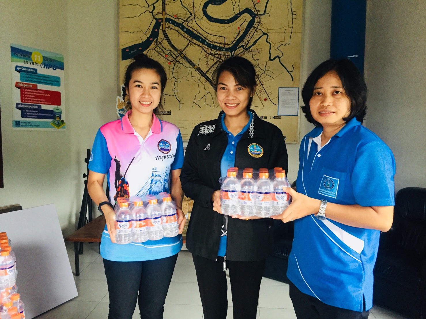 กปภ.สาขาสมุทรสงคราม สนันสนุนน้ำดื่มบรรจุขวดให้กับสำนักงานท่องเที่ยวและกีฬา