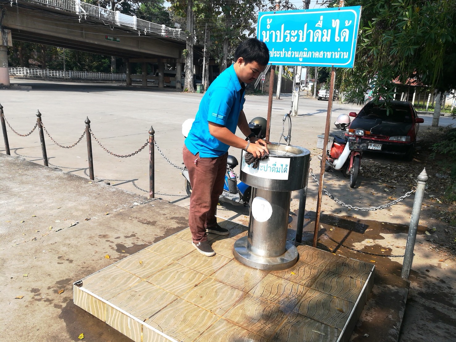 เมื่อวันที่ 14 กุมภาพันธ์ 2561 กปภ.สาขาน่านทำความสะอาดแท่นน้ำประปาดื่มได้ ณ ลานร่วมใจใต้สะพานพัฒนาภาคเหนือ