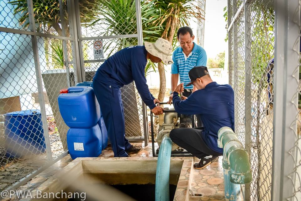 สาขาบ้านฉาง "ใส่ใจผู้บริโภค" ร่วมล้างถังพักน้ำ รพ. เพื่อสุขอนามัยที่ดี