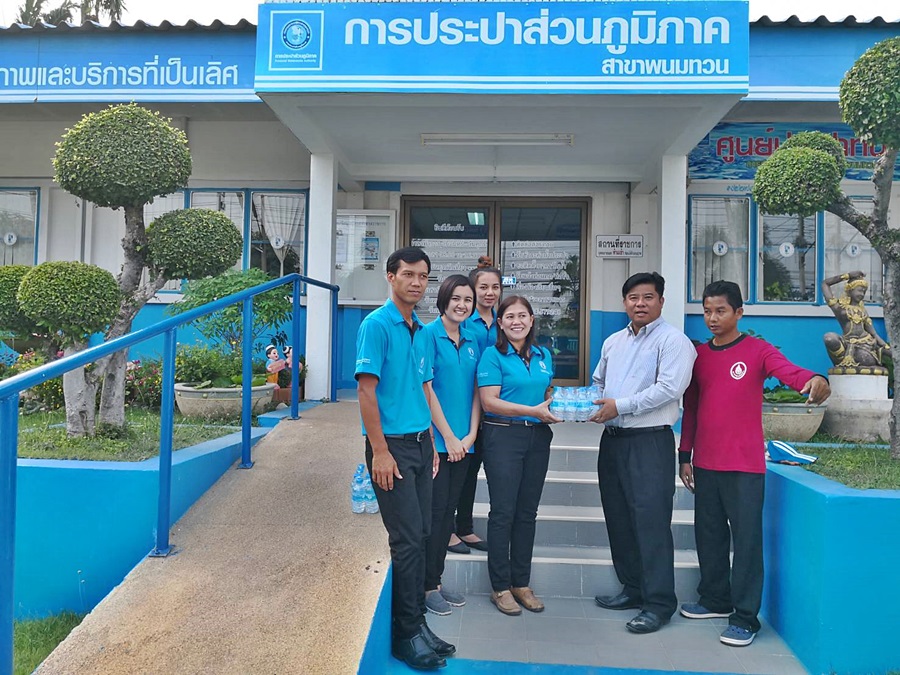 กปภ.สาขาพนมทวน มอบน้ำดื่มบรรจุขวด ตราสัญลักษณ์ กปภ. ให้กับ อบต.พนมทวน และ กศน.พนมทวน