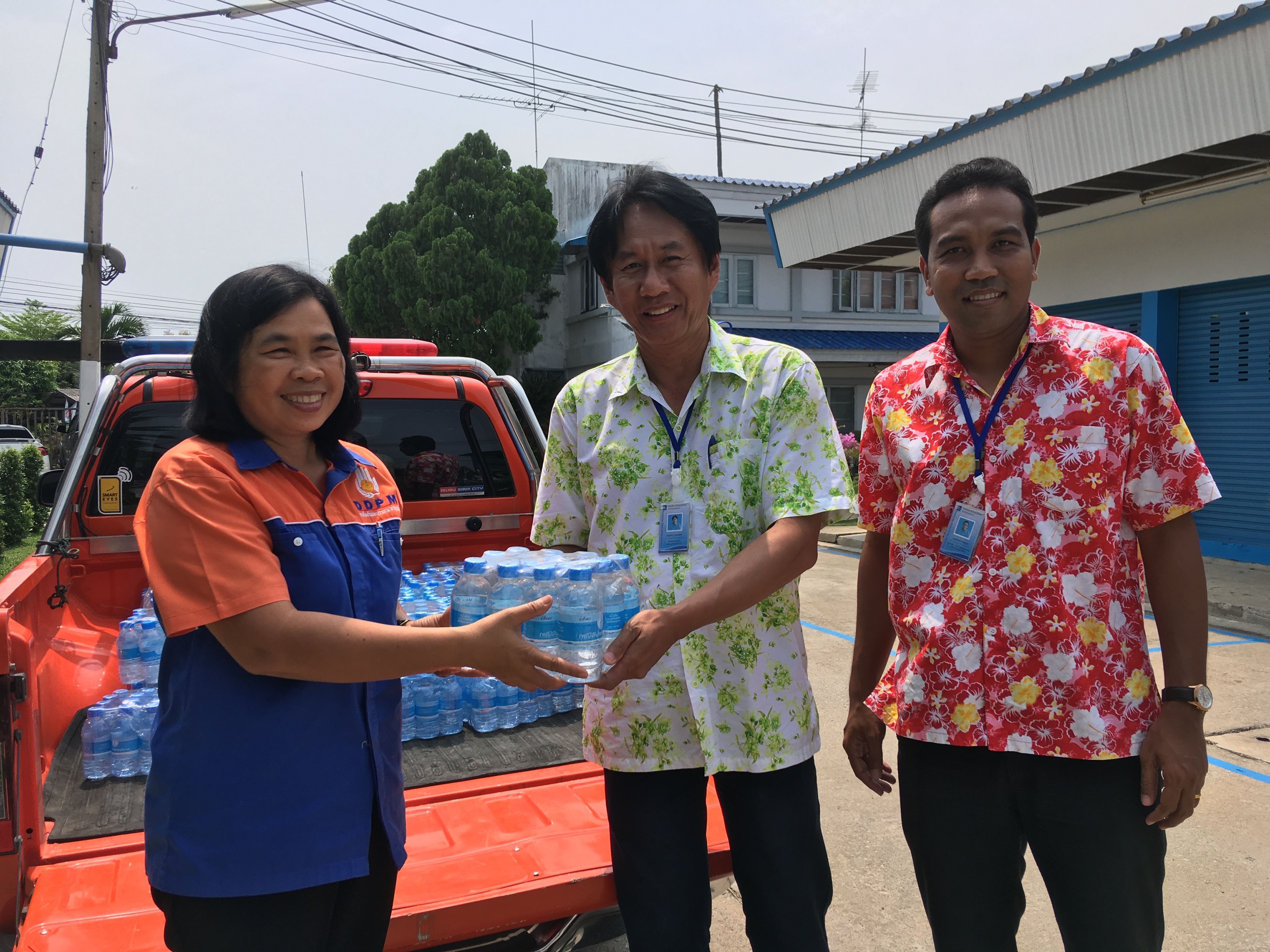 กปภ.สาขาสามพรานมอบน้ำดื่มตราสัญลักษณ์ ให้กับสำนักงานป้องกันและบรรเทาสาธารณภัยจังหวัดนครปฐม