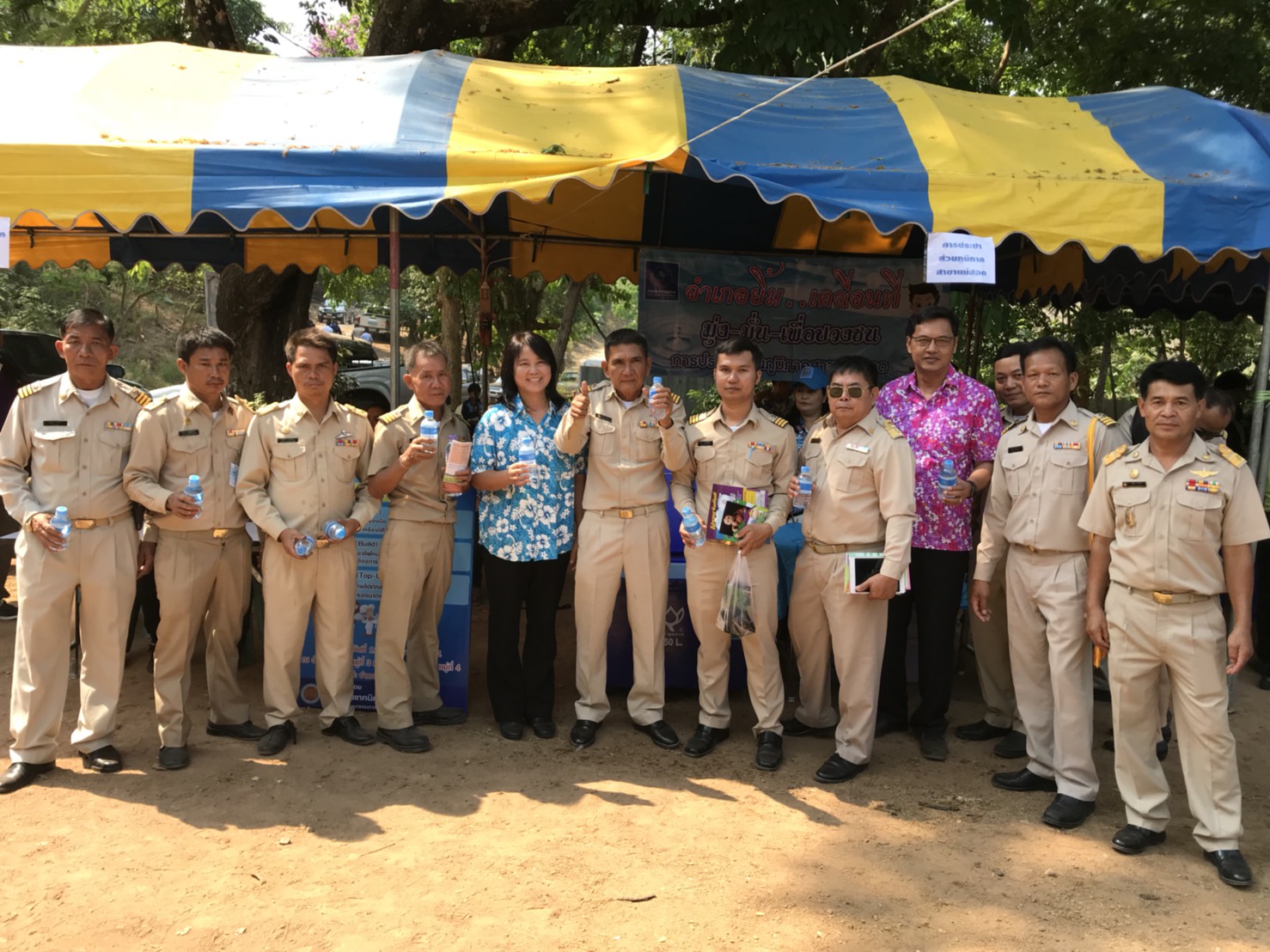 เช้าวันที่ 11 เมษายน 2561  นายกมล ประดุงรุก ผู้จัดการการประปาส่วนภูมิภาคสาขาแม่สอด นำทีมพนักงานในสังกัดออกหน่วยร่วมกับอำเภอภายใต้โครงการอำเภอยิ้มเคลื่อนที่ประจำเดือนเมษายน2561 เพื่อนำบริการให้แก่ประชาชนในพื้นที่ห่างไกลโดยการประปาส่วนภูมิภาคสาขาแม่สอดได้นำน้ำดื่มบรรจุตราสัญลักษณ์กปภ.ไปแจกจำนวน 400 ขวด ณ โรงเรียนตำรวจตะเวนชายแดนท่านผู้หญิงทวี มณีบุตร ม.6 บ้านขุนห้วยแม่สอด ต.พระธาตุผาแดง อ.แม่สอด จ.ตาก