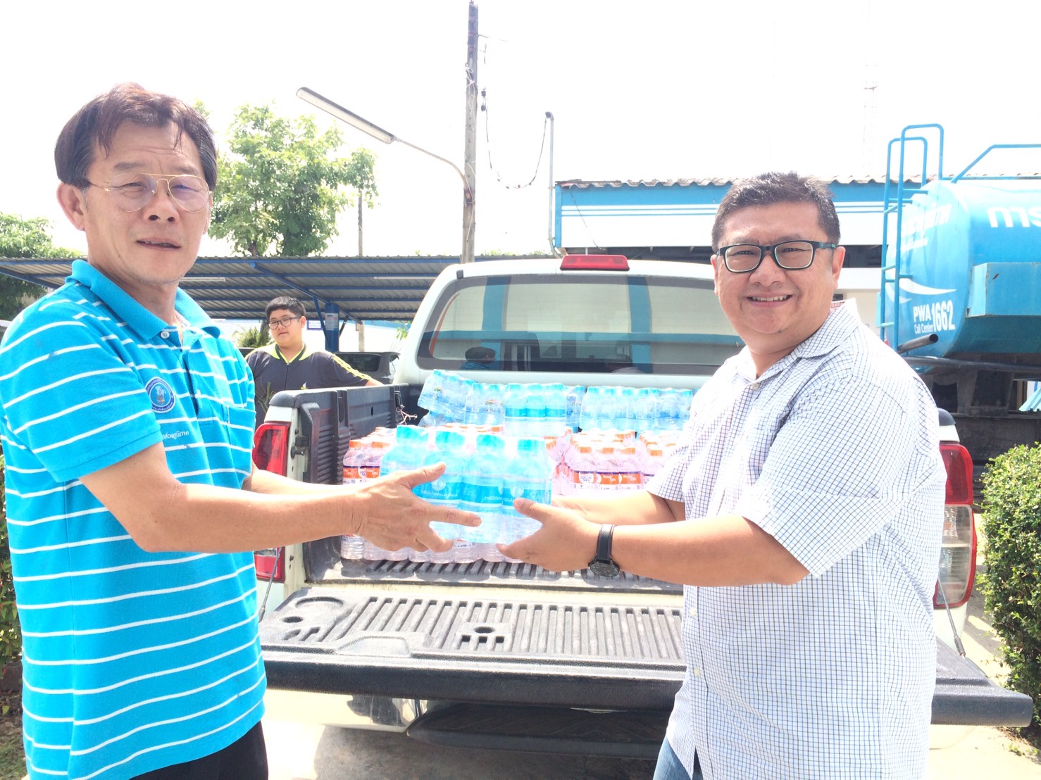 กปภ.สาขาสมุทรสงคราม มอบน้ำดื่มบรรจุขวด ให้แก่ยุวสมาคมแห่งประเทศไทยสมุทรสงคราม