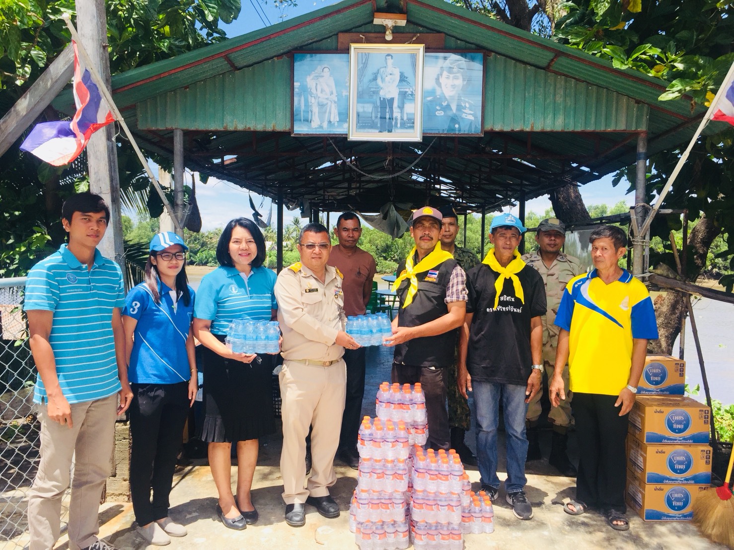 กปภ.สาขาสมุทรสงคราม ลงพื้นที่ให้ความช่วยเหลือตรวจสอบระบบประปา มอบน้ำดื่มและเงินสนับสนุน กรณีบ้านทรุดเนื่องจากน้ำเซาะริมตลิ่ง