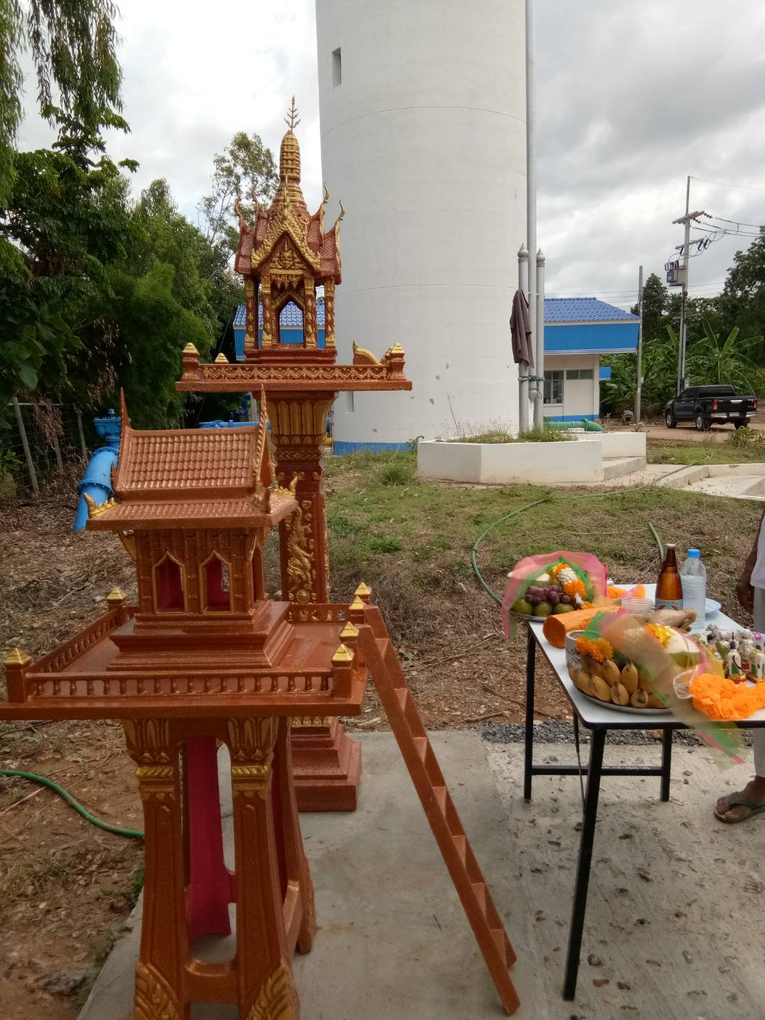กปภ.สาขาหนองไผ่ ร่วมกิจกรรม ตั้งศาลพระภูมิเจ้าที่ พร้อมปลูกต้นไม้ ณ บริเวณจุดปฏิบัติงานสถานีรับ-จ่ายน้ำบ้านโภชน์ อ. หนองไผ่ จ.เพชรบูรณ์