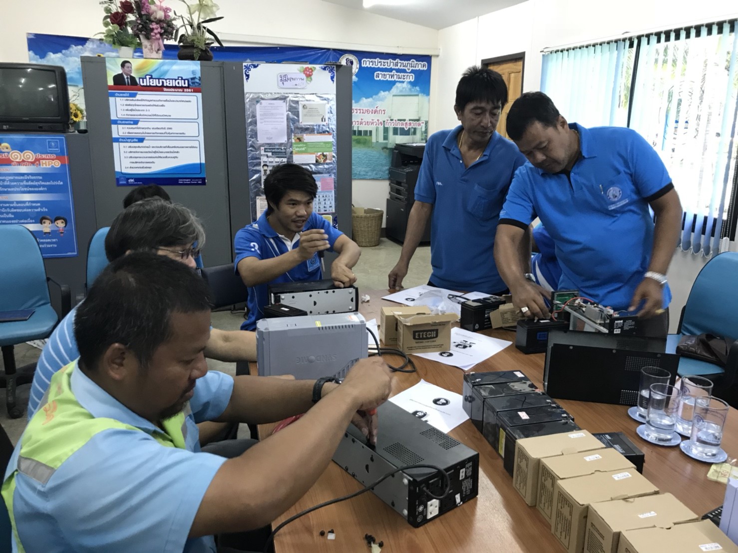 การประปาส่วนภูมิภาคสาขาท่ามะกา ร่วมกับ งานบริการคอมพิวเตอร์และเครือข่าย กองเทคโนโลยีสารสนเทศ การประปาส่วนภูมิภาคเขต 3 ร่วมจัด On The Job Training การเปลี่ยนแบตเตอรี่เครื่องสำรองไฟ (UPS)