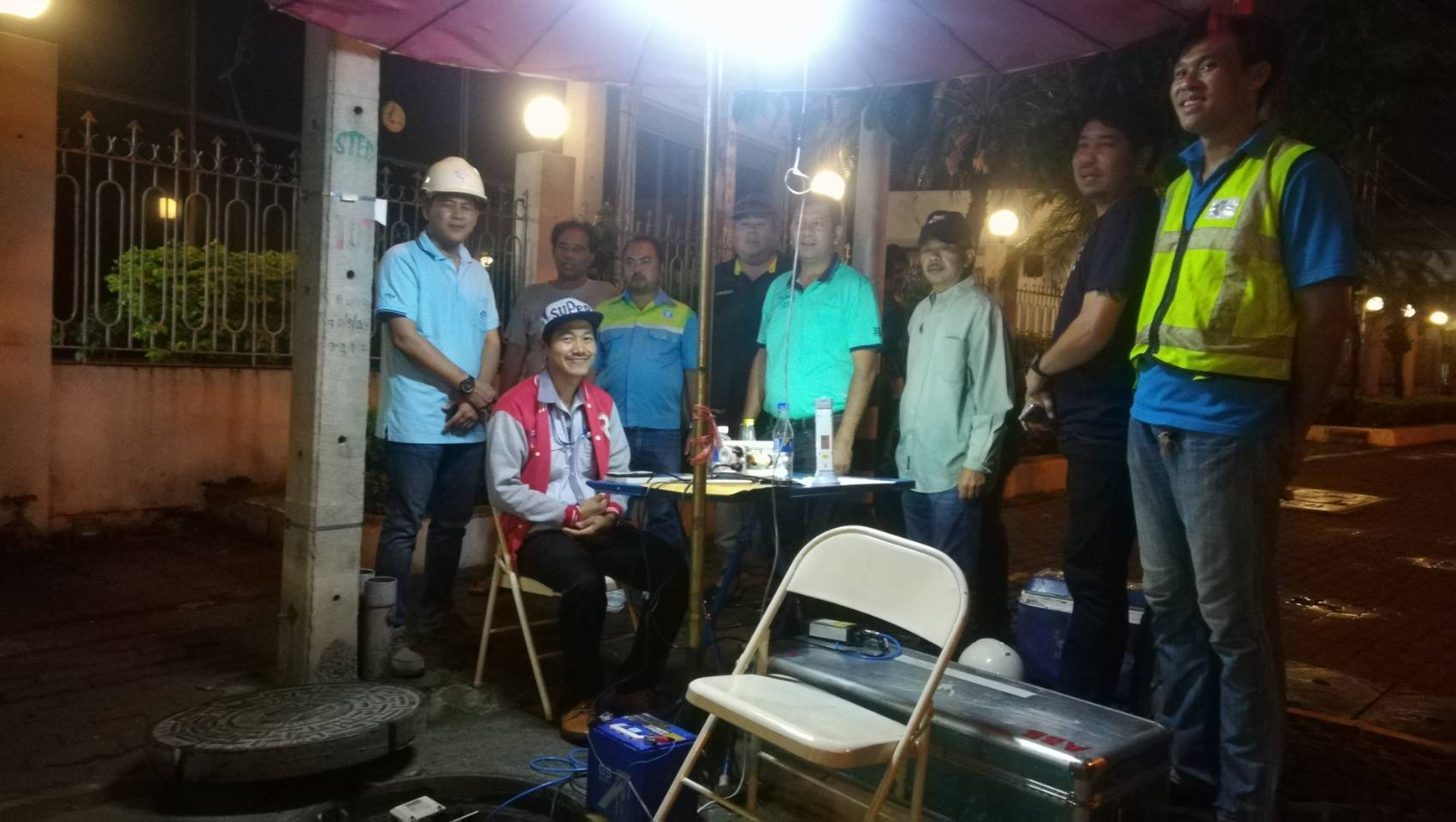 กปภ.สาขาอ้อมน้อย ลงพื้นที่ตรวจสอบท่อจ่ายน้ำประปา เพื่อลดน้ำสูญเสียเมื่อคืนวันที่ 18 มิ.ย.2561