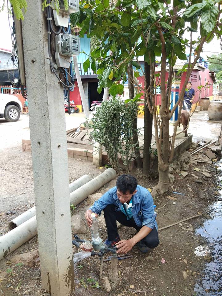 กปภ.สาขาเลาขวัญ ล้างตะกอนในเส้นท่อ