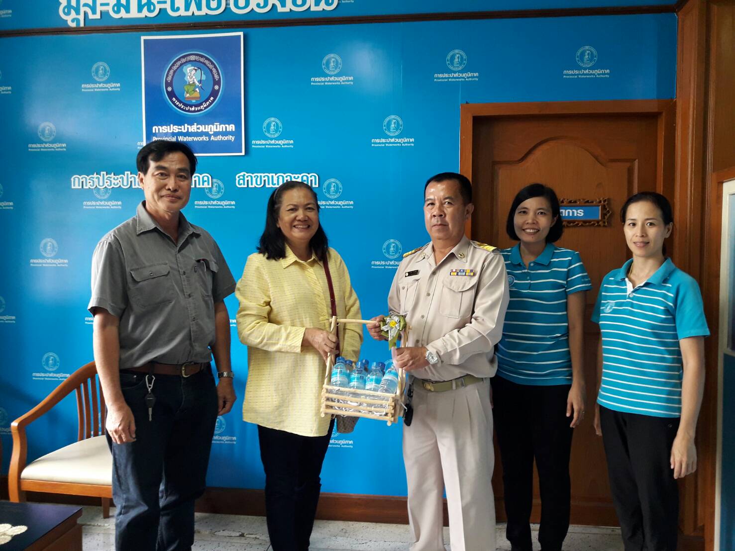 กปภ.สาขาเกาะคามอบน้ำดื่มตราสัญลักษณ์ กปภ. เพื่อใช้ในงานวันถ่ายทอดเทคโนโลยีเริ่มต้นฤดูกาลผลิตใหม่ (Field day)
