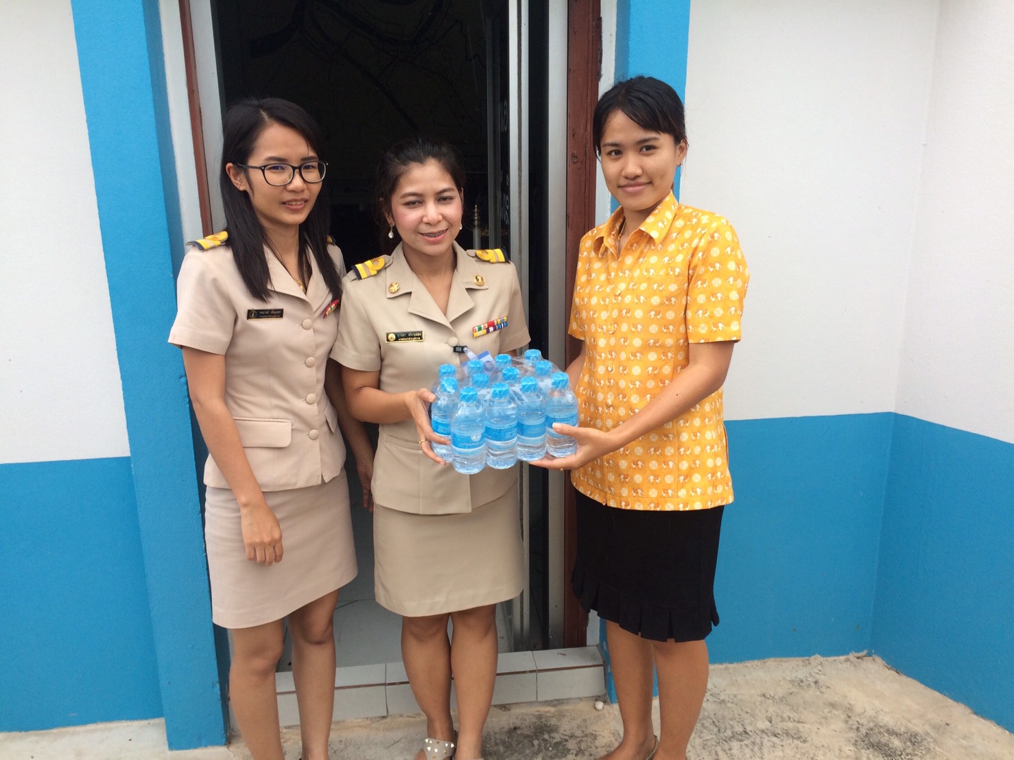 กปภ.สาขาสมุทรสงคราม มอบน้ำดื่มบรรจุขวด ให้กับ สำนักงานจังหวัดสมุทรสงคราม เพื่อใช้ในกิจกรรมตลาดนัดสินค้าเกษตร ฯ