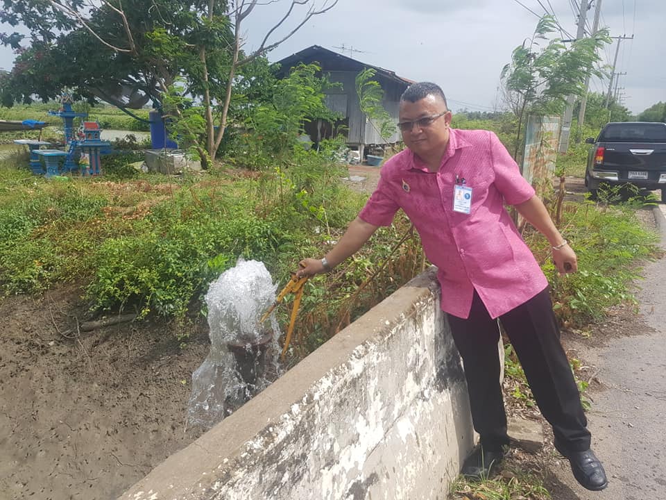กปภ.สาขาสมุทรสงคราม ลงพื้นที่ตรวจสอบ/แก้ปัญหาน้ำไหลอ่อน-ไม่ไหล อย่างเร่งด่วน บริเวณ หมู่ที่ 4 และ หมู่ที่ 5 ตำบลคลองโคน