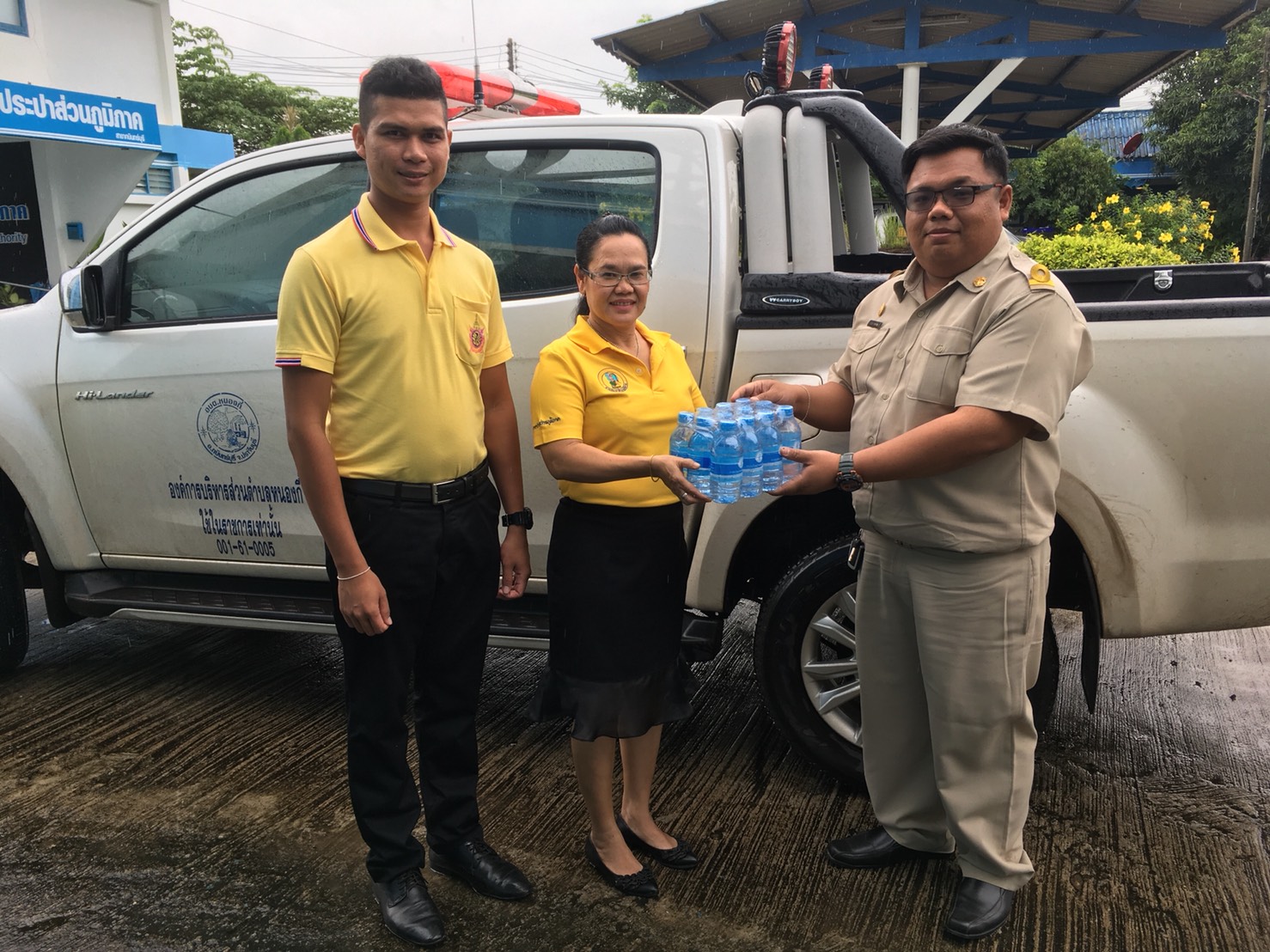 กปภ.สาขากบินทร์บุรี สนับสนุนน้ำดื่มบรรจุขวดตราสัญลักษณ์ กปภ.