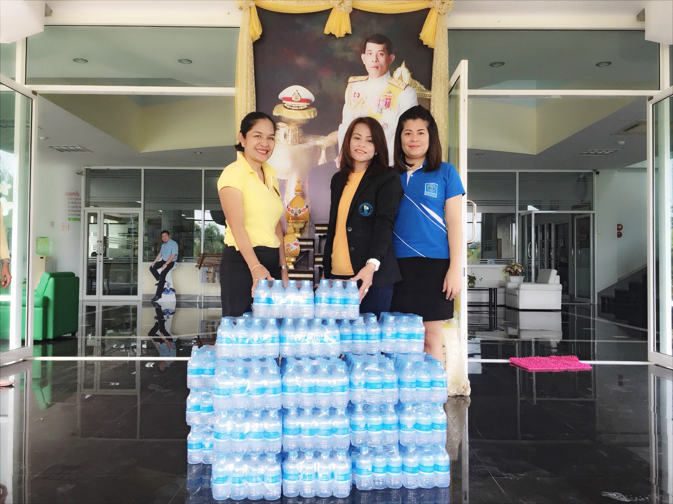การประปาส่วนภูมิภาคสาขาบางสะพาน  มอบน้ำดื่มตราสัญลักษณ์ กปภ.