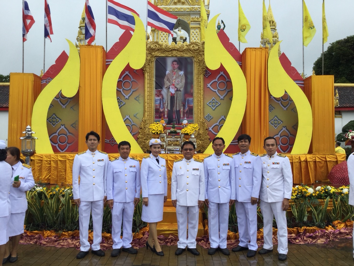 กปภ.สาขาธาตุพนมร่วมทำบุญตักบาตร ลงนามถวายพระพร และมอบเงินช่วยเหลือผู้ป่วย เนื่องในวันเฉลิมพระชนมพรรษา ๖๖ พรรษา